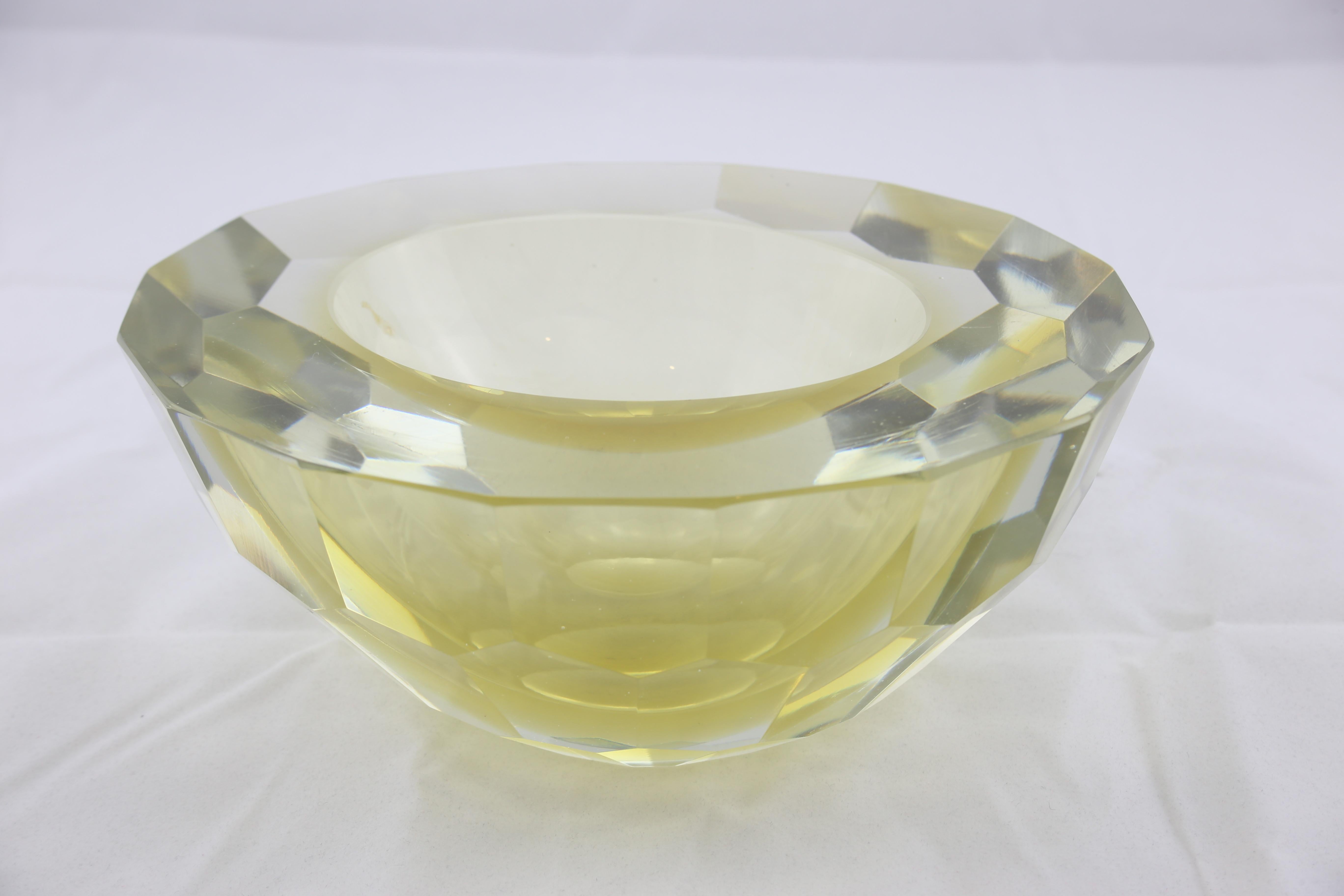 Cenicero redondo de cristal de Murano italiano moderno de mediados de siglo, amarillo y transparente, años 70 finales del siglo XX en venta