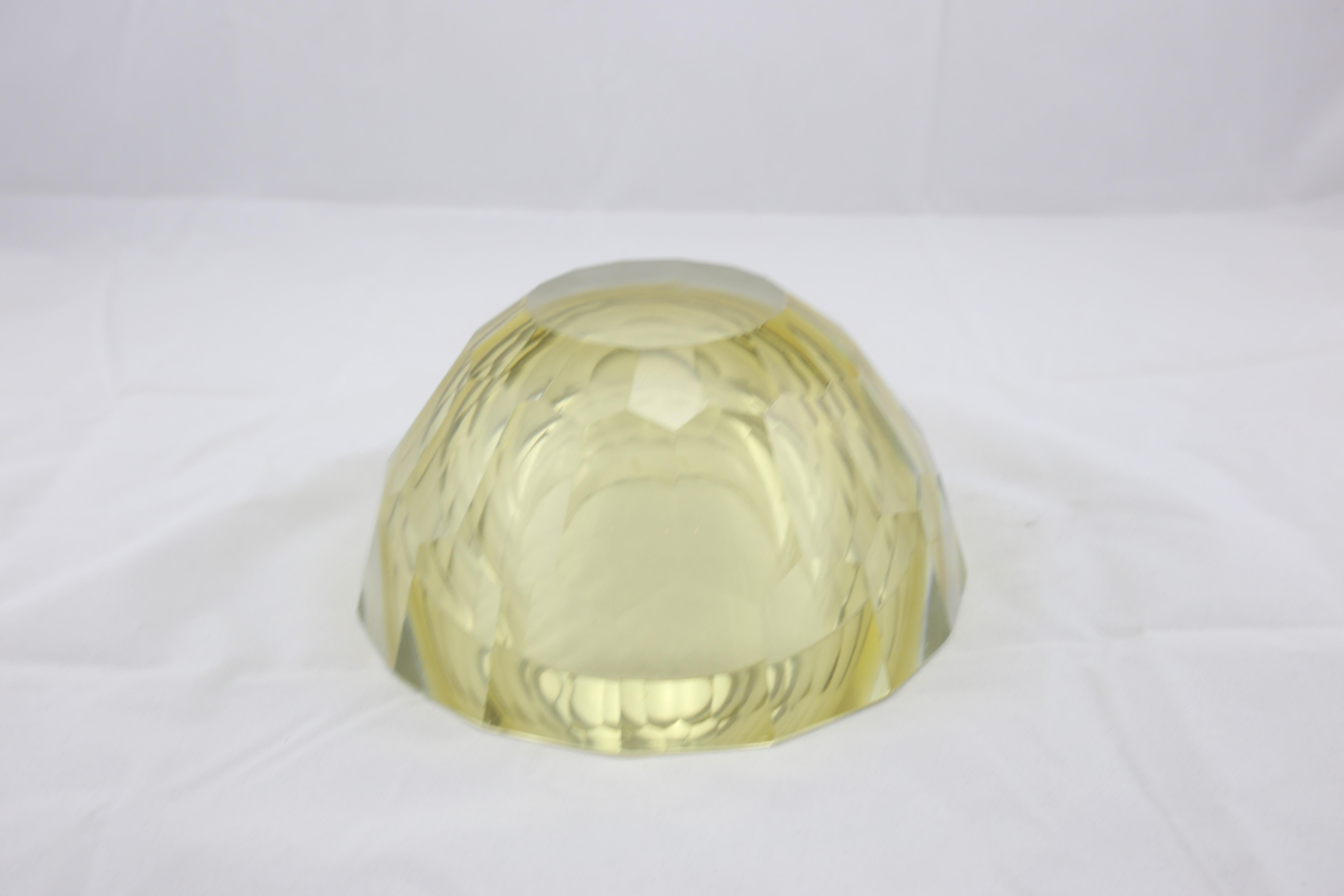 Mid-Century Modern Italian Murano Glass Round yellow and Clear Ashtray, 1970s For Sale 3