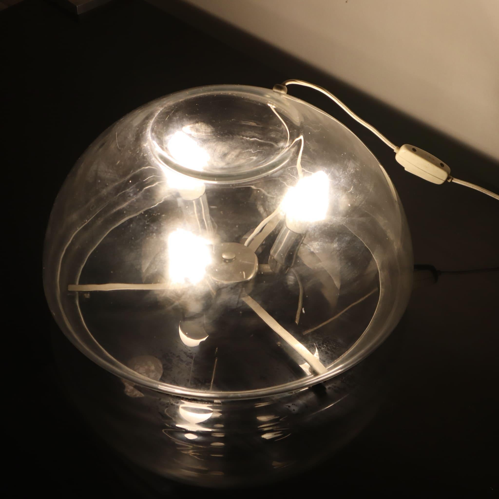 Moderne italienische Murano-Glas-Tischlampen aus der Mitte des Jahrhunderts, Italien, 1970er Jahre
Beleuchten Sie Ihren Raum mit der zeitlosen Eleganz dieser umwerfenden Tischlampe aus Murano-Glas aus den 1970er Jahren. Diese in Italien gefertigte