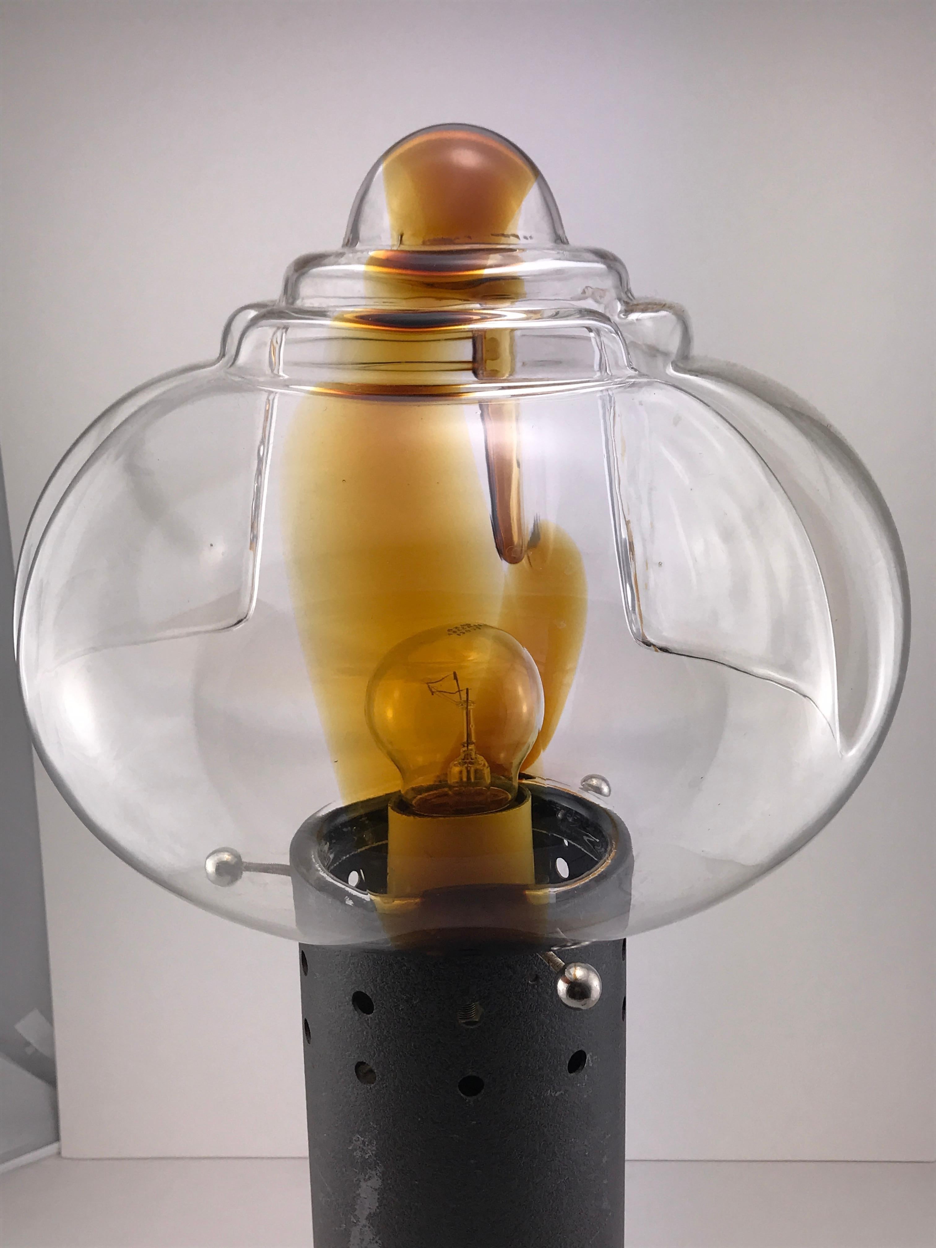 lampe italienne des années 1960 par Toni Zuccheri pour Mazzega Murano, base en métal et globe en verre de Murano brun.
Bon état compte tenu de l'âge.
Parfait état de fonctionnement.