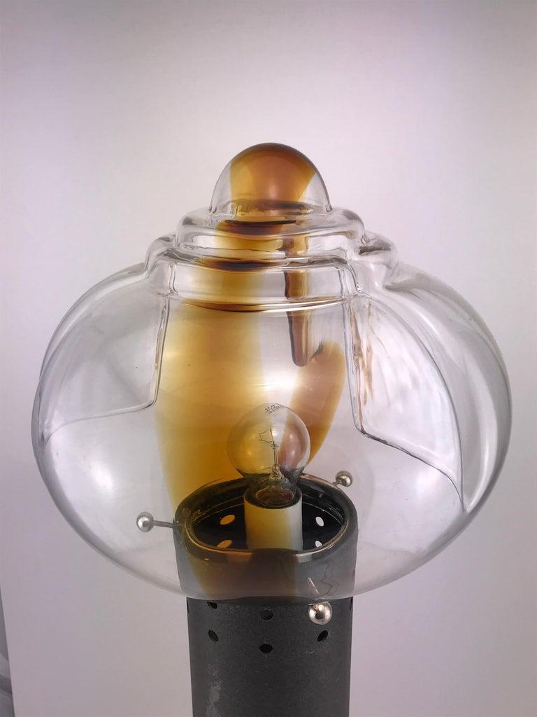 Lampe italienne des années 1960 par Toni Zuccheri pour Murano, base en métal et globe en verre brun de Murano.
Bon état compte tenu de l'âge.
Parfait état de fonctionnement.