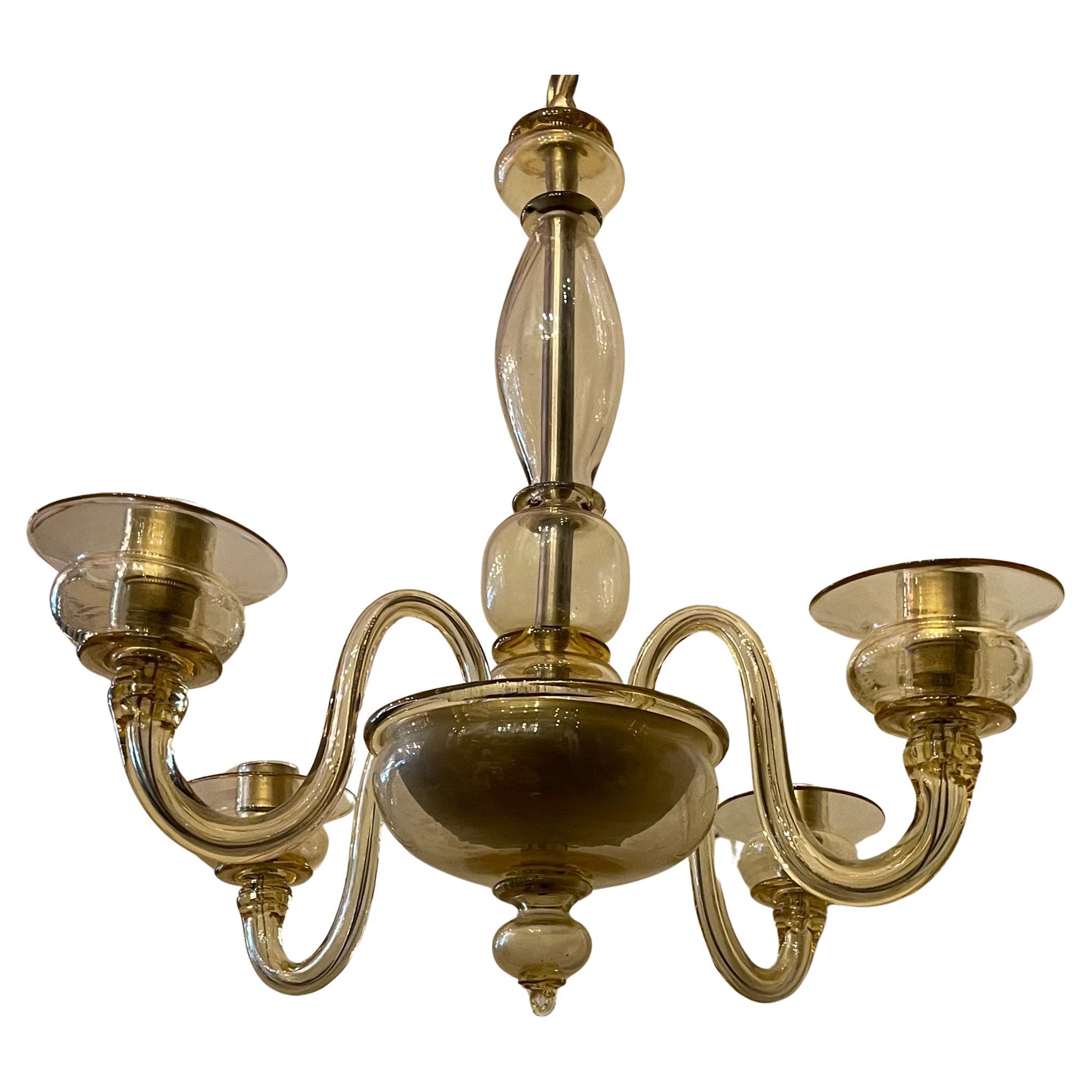 Eine wunderbare Mid-Century Modern Italienisch Murano venezianischen Gold geblasenem Glas 4 Kandelaber Licht Kronleuchter im Stil und in der Art von Barovier Seguso & Ferro, begleitet von Kette Baldachin und Montage Hardware