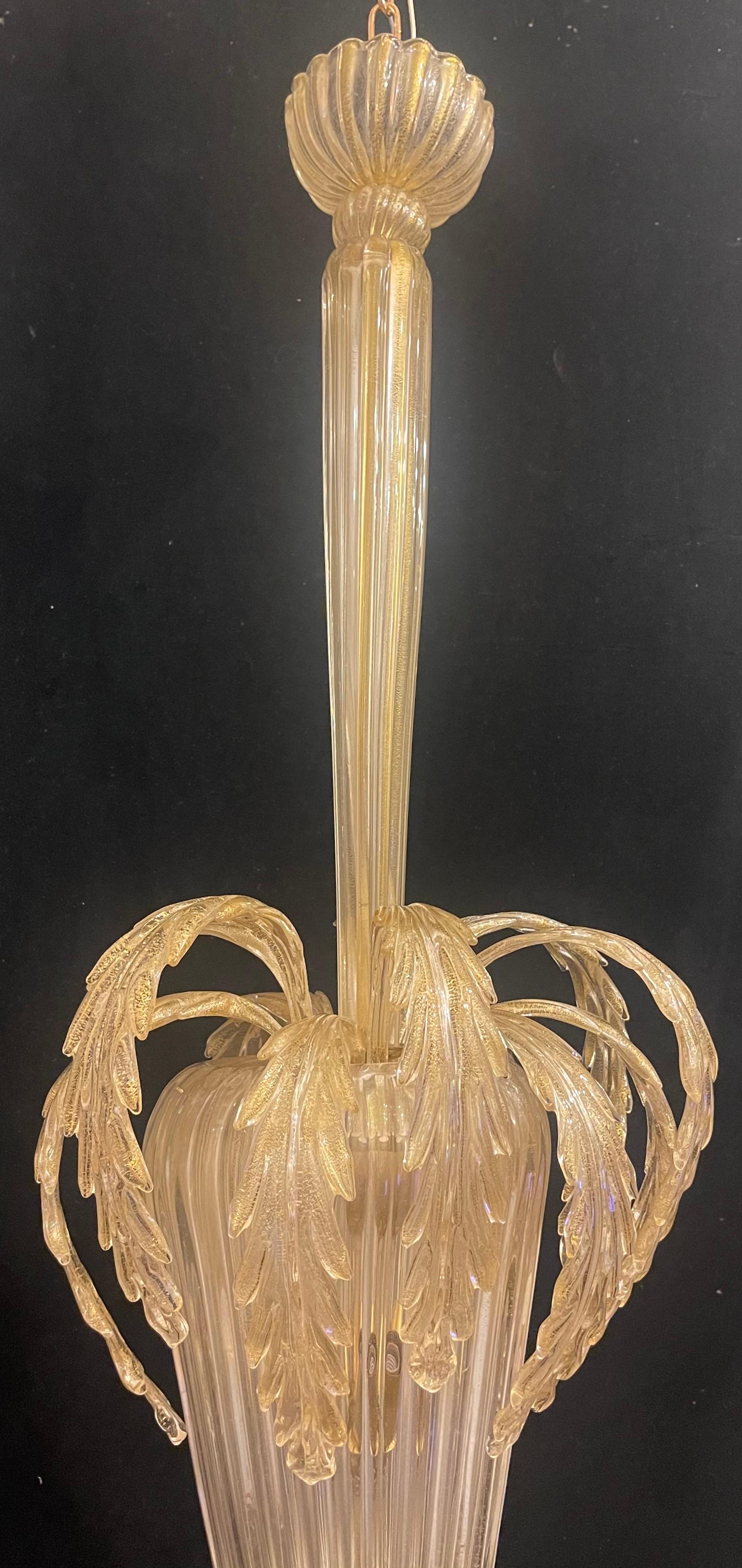 Merveilleux verre soufflé à l'écaille d'or de Murano (Italie) du milieu du siècle dernier, avec des feuilles qui se répandent sur un bol central et trois lampes candélabres internes qui ont été entièrement recâblées avec de nouvelles douilles. Ce