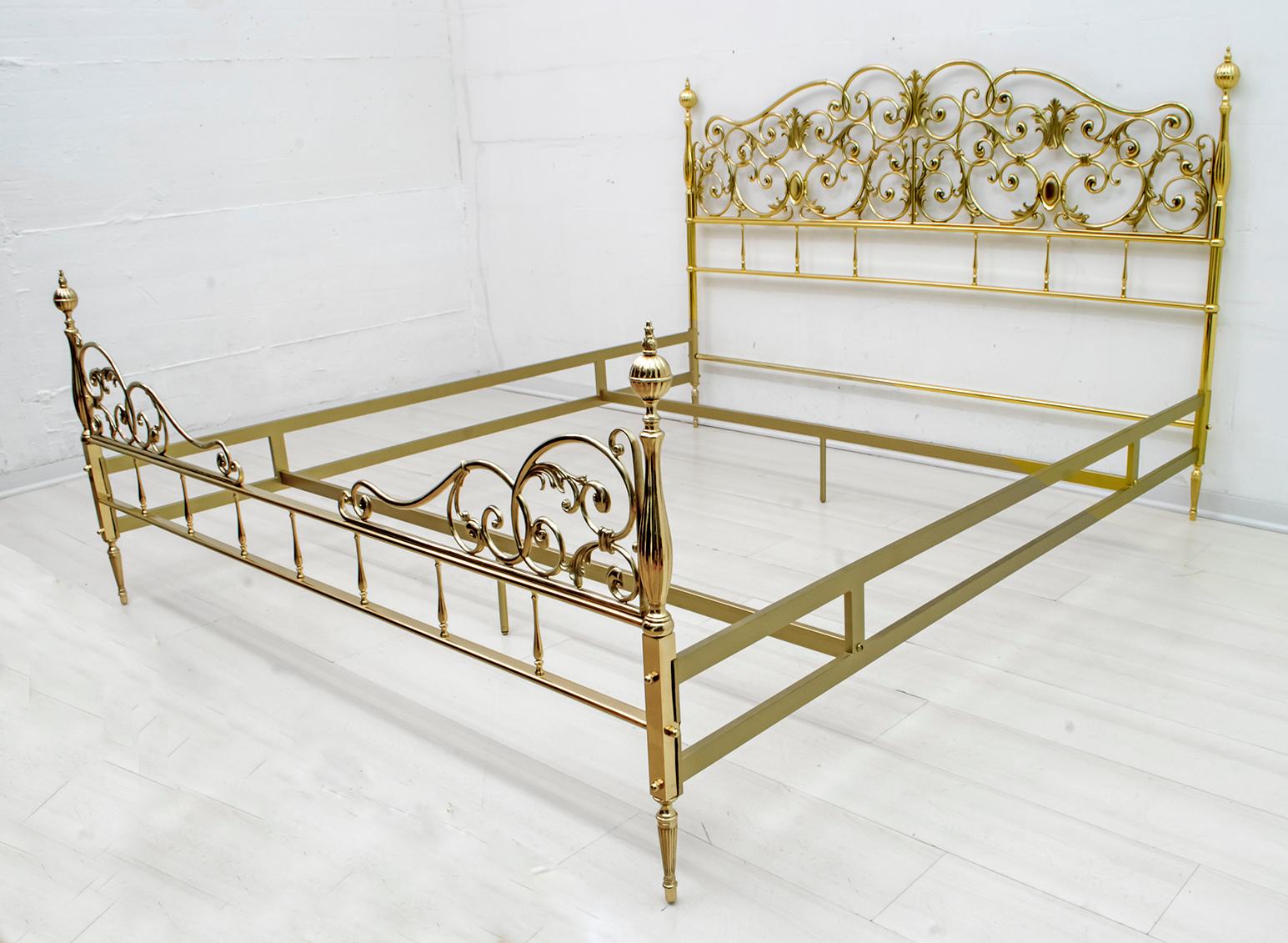 Mid-Century Modern Italian Neoclassical Style Brass Double Bad, 1960s For Sale 4
