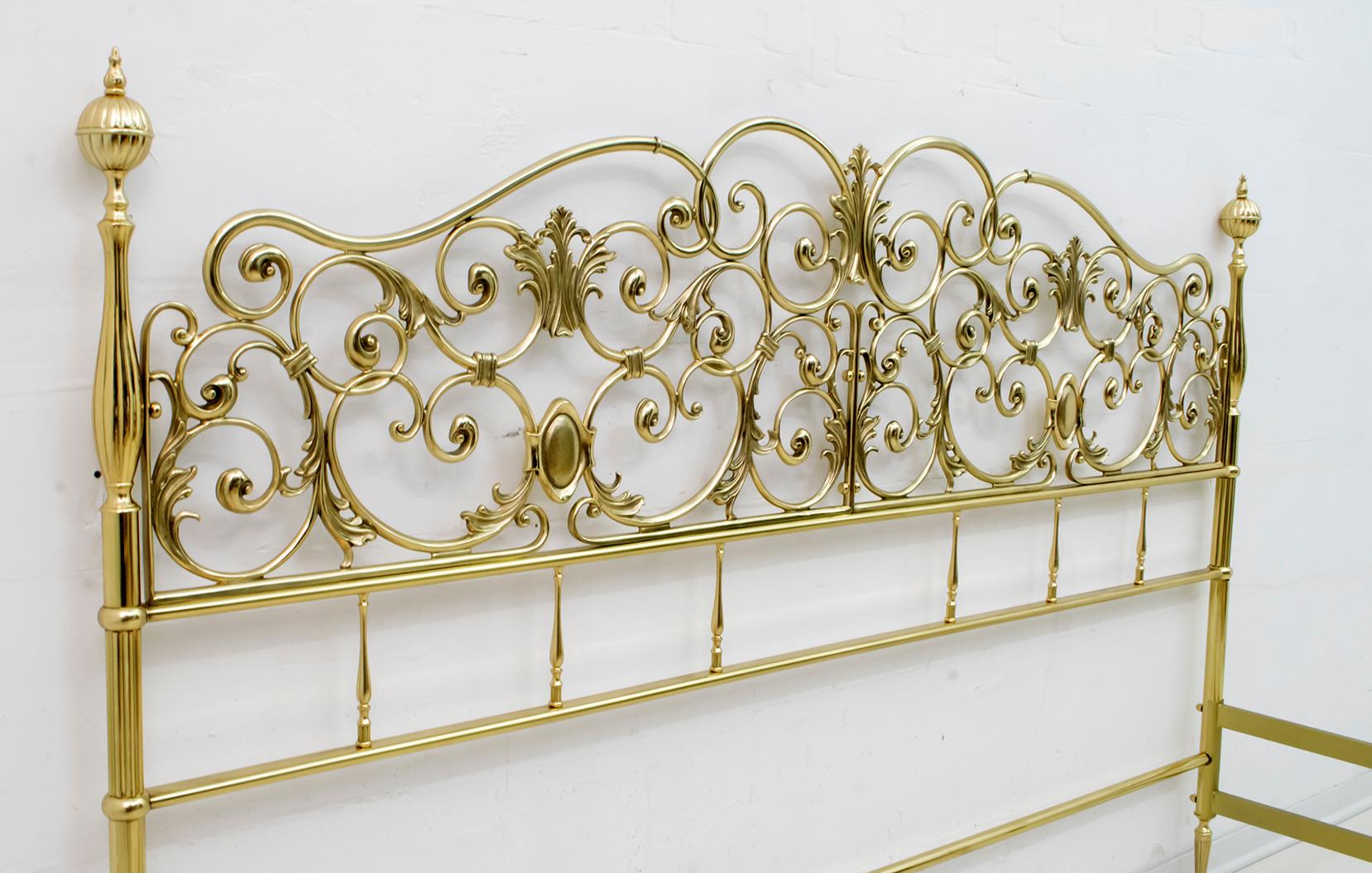 Mid-Century Modern Italian Neoclassical Style Brass Double Bad, 1960s For Sale 6