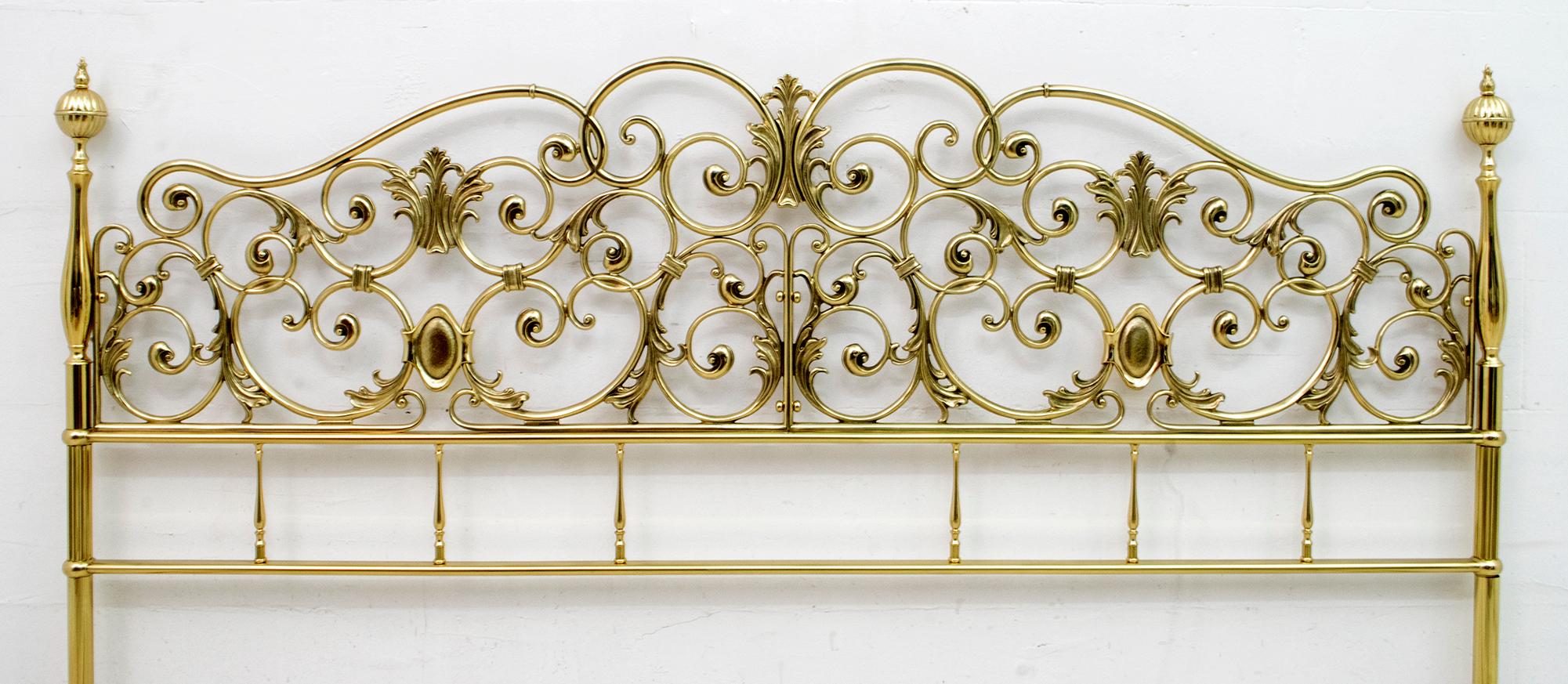 Italian double bed in neoclassical style, 1960s production in solid brass.

Mattress size: 160 x 190 cm