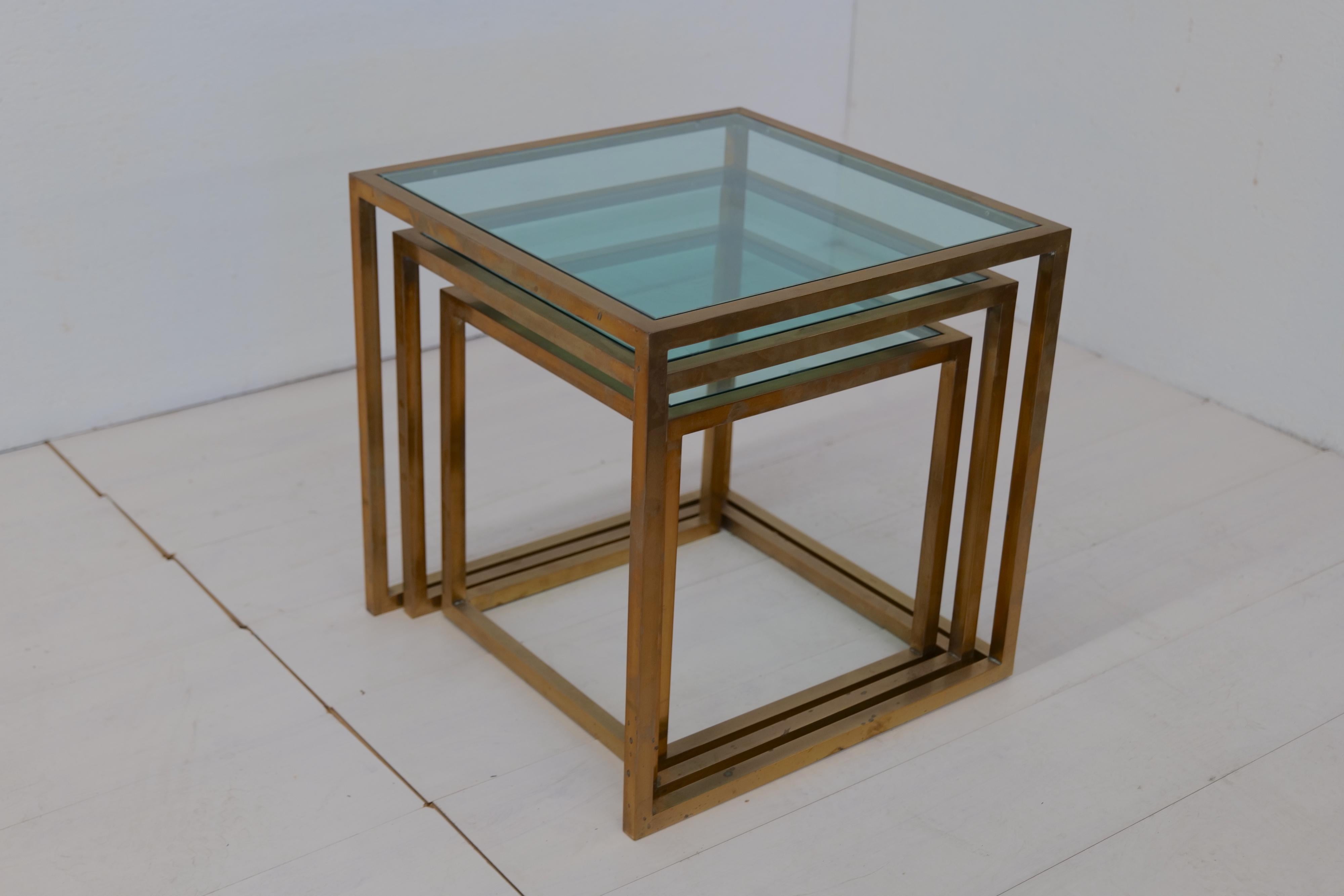 La table d'appoint italienne nid d'abeille des années 1960 est un meuble élégant et fonctionnel. Cet ensemble de tables gigognes met en valeur le design emblématique du milieu du siècle avec des lignes épurées et une esthétique minimaliste.