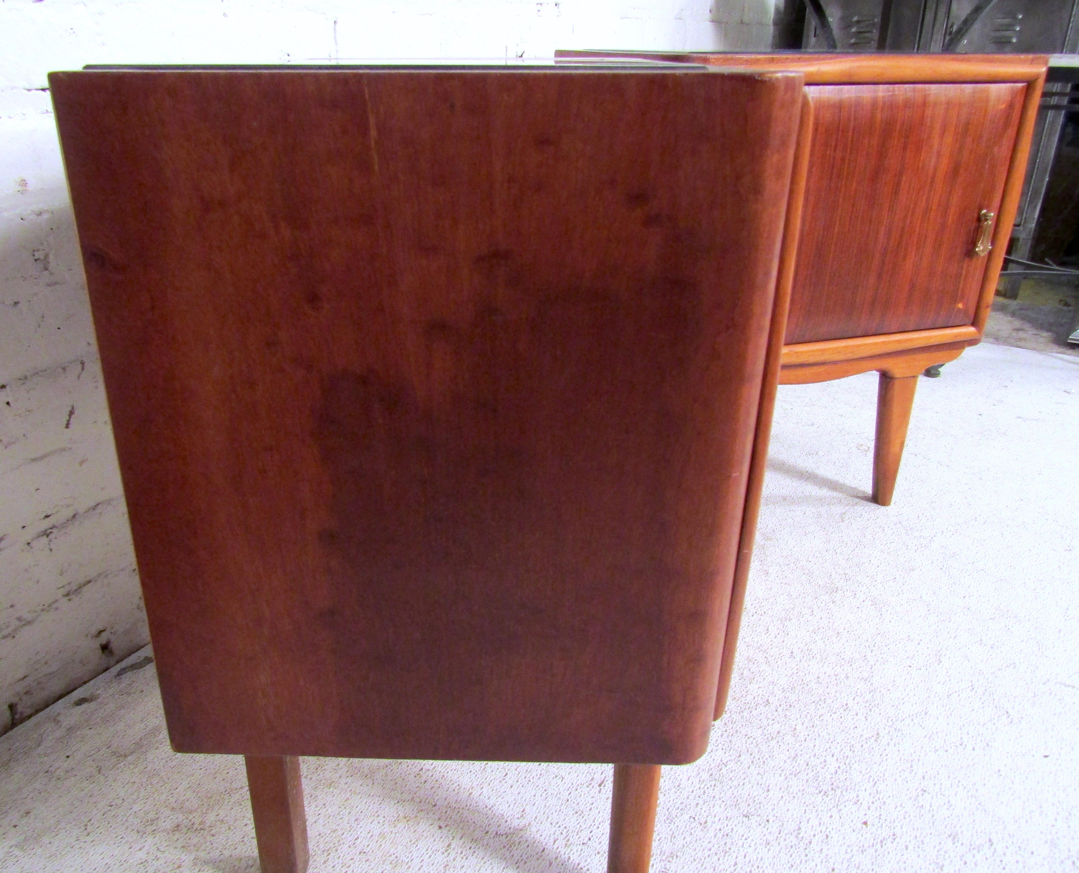 Mid-Century Modern Italian Nightstands 5