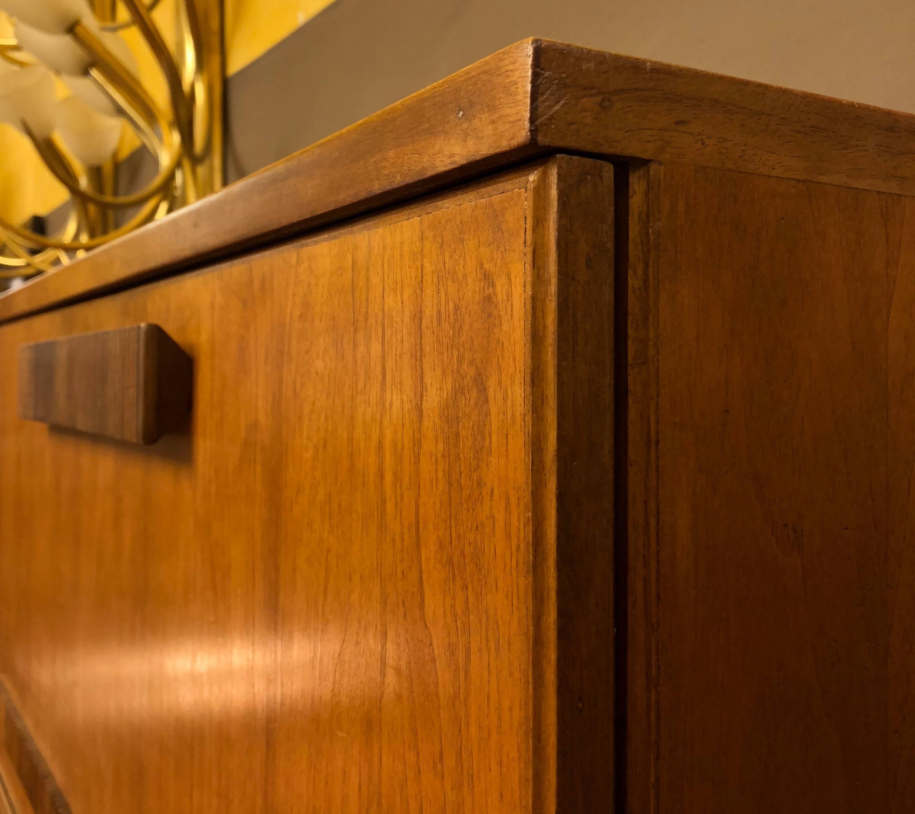 Mid-Century Modern Italian Oak Credenza with Two Doors and Brass Legs In Excellent Condition In Firenze, Tuscany