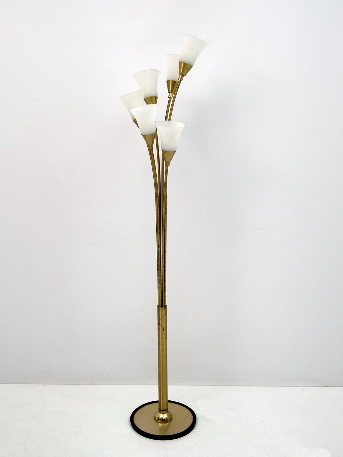 Lampadaire tulipe, en laiton doré, composé de six tiges qui supportent des coupelles en verre opalin. Système électrique fonctionnel, disponible avec des adaptateurs pour les ampoules américaines. 
Production italienne des années 1960.