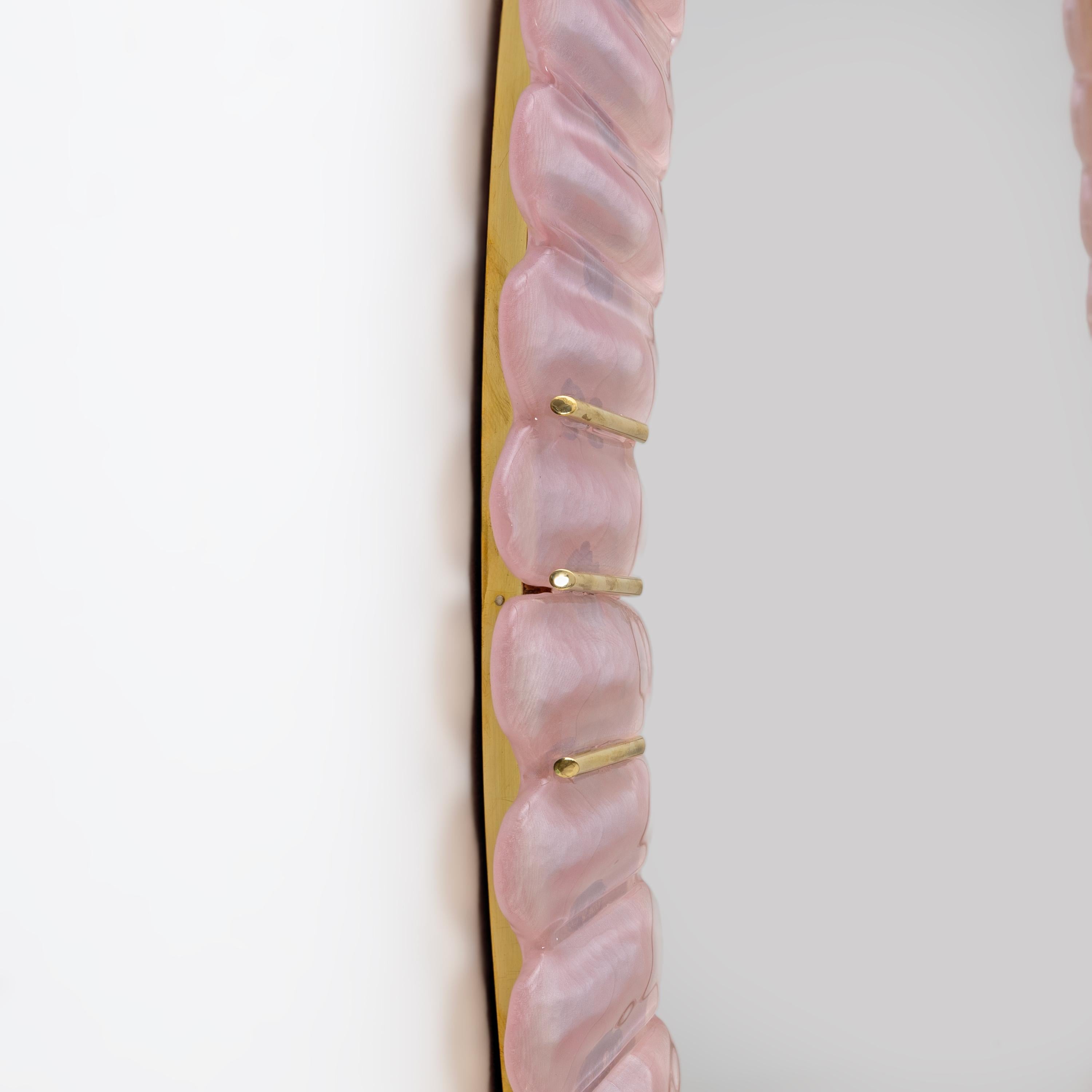 Specchio ovale italiano moderno di metà secolo in ottone e vetro soffiato rosa di Murano in vendita 3