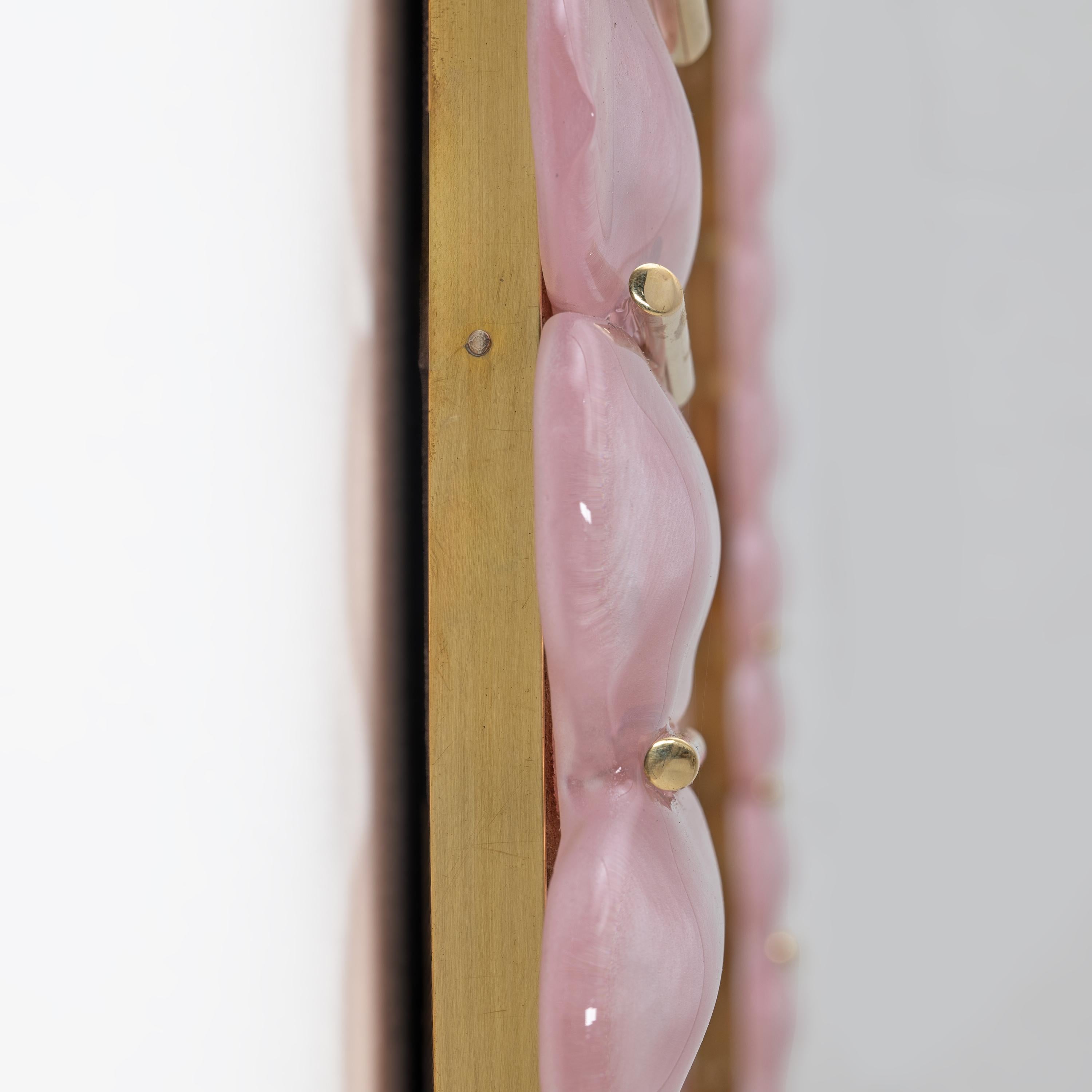 Specchio ovale italiano moderno di metà secolo in ottone e vetro soffiato rosa di Murano in vendita 4