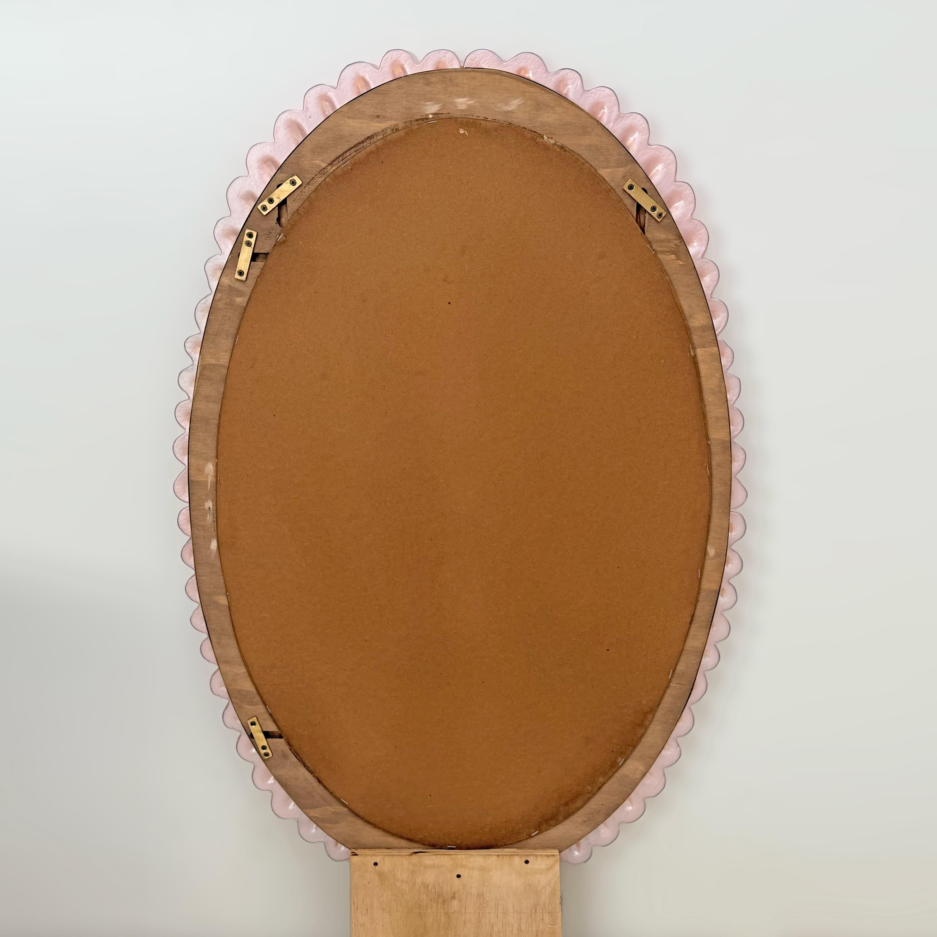 Specchio ovale italiano moderno di metà secolo in ottone e vetro soffiato rosa di Murano in vendita 5