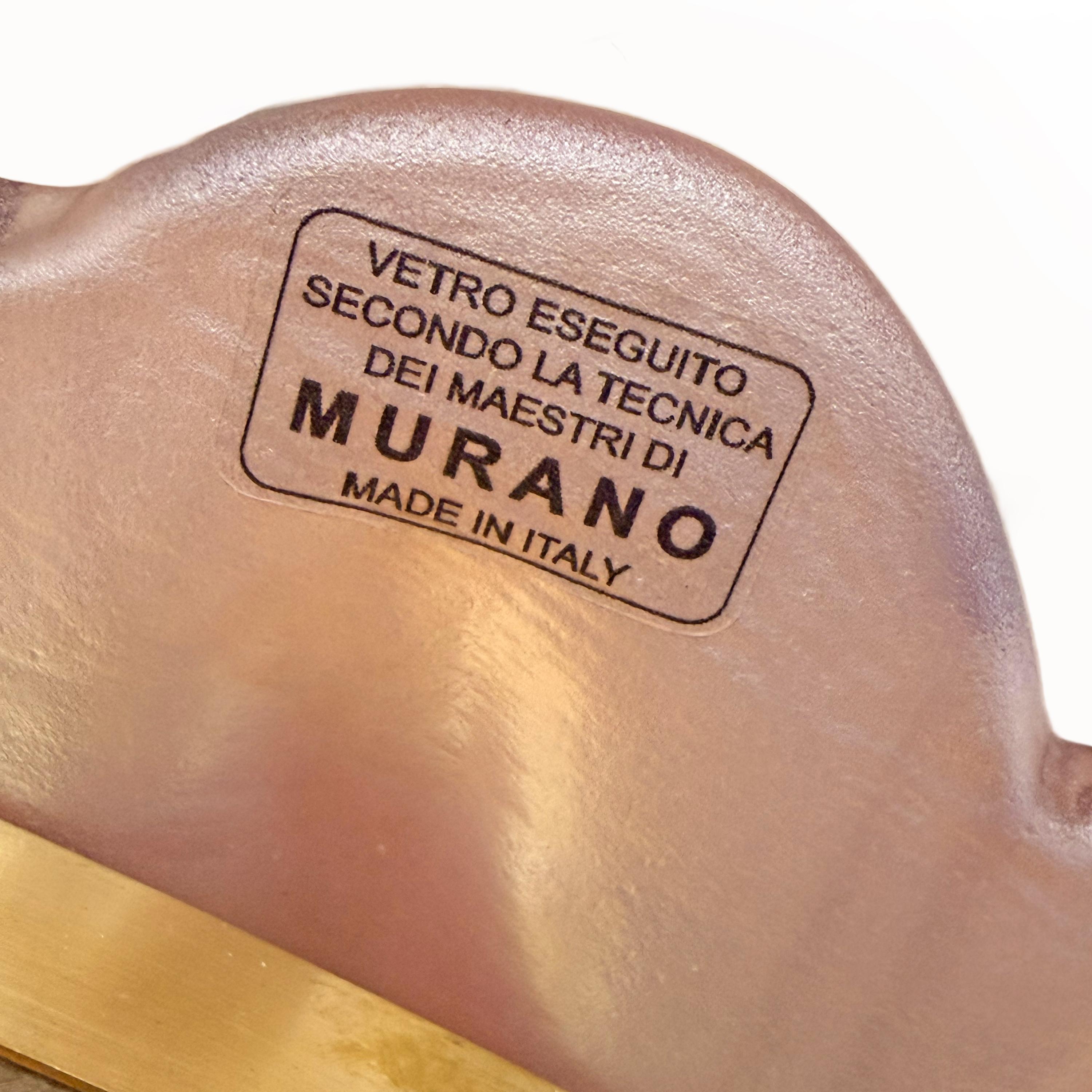 Specchio ovale italiano moderno di metà secolo in ottone e vetro soffiato rosa di Murano in vendita 6