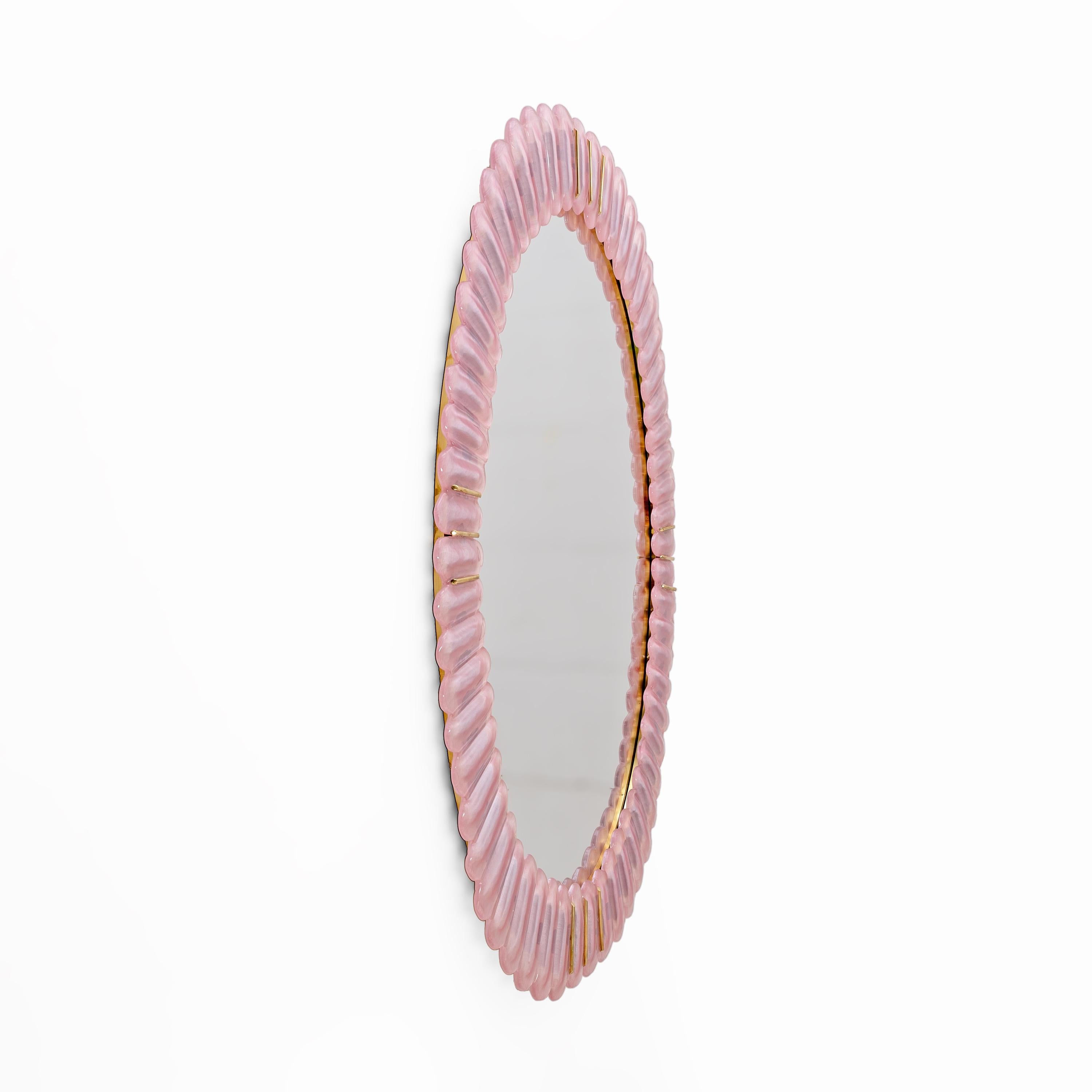 Specchio ovale in vetro soffiato rosa di Murano - Eleganza discreta e design artigianale

Questo specchio ovale con cornice in vetro rosa rappresenta un raffinato equilibrio tra artigianato e design contemporaneo. La cornice, composta da elementi in
