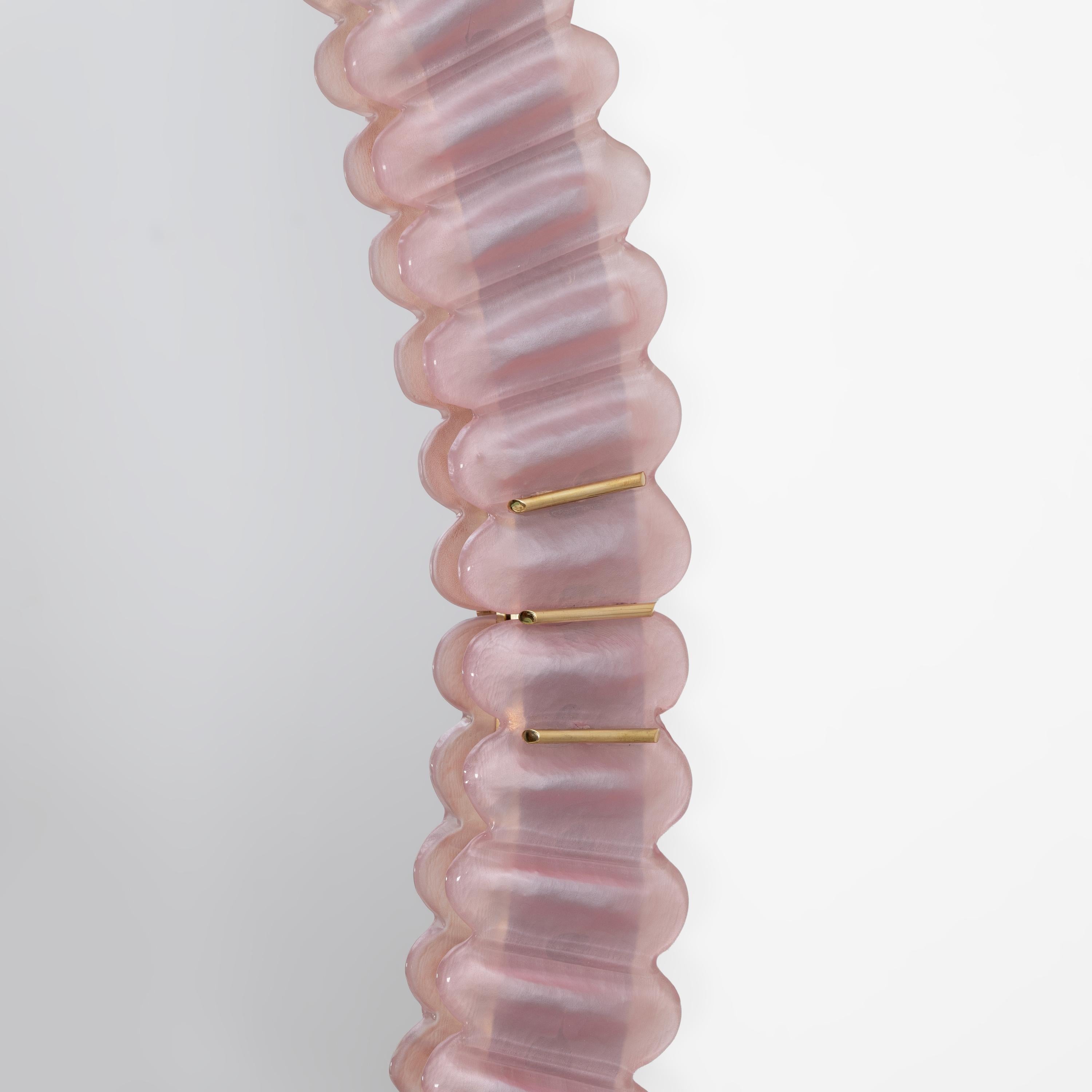 Mid-Century moderno Specchio ovale italiano moderno di metà secolo in ottone e vetro soffiato rosa di Murano in vendita