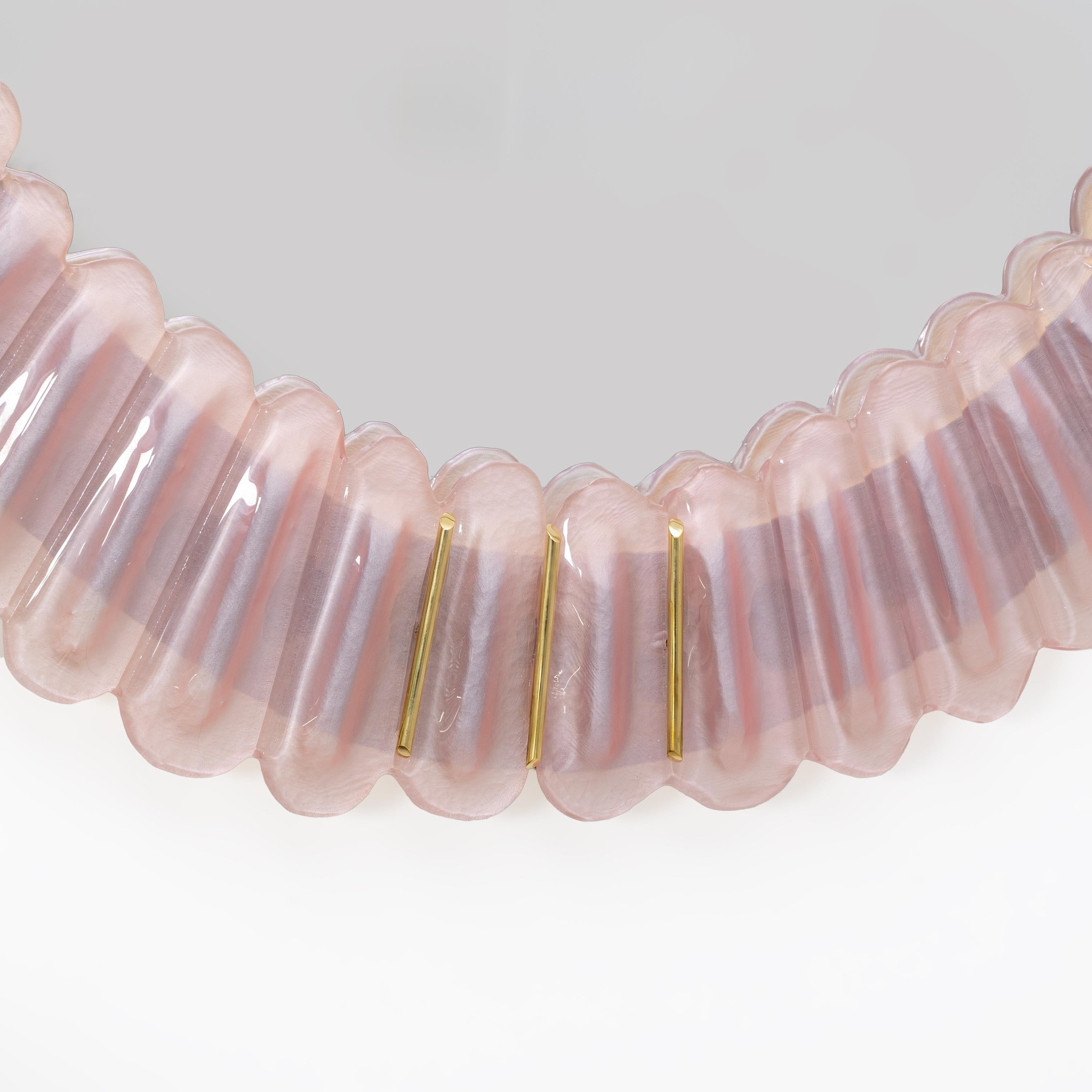 Italiano Specchio ovale italiano moderno di metà secolo in ottone e vetro soffiato rosa di Murano in vendita