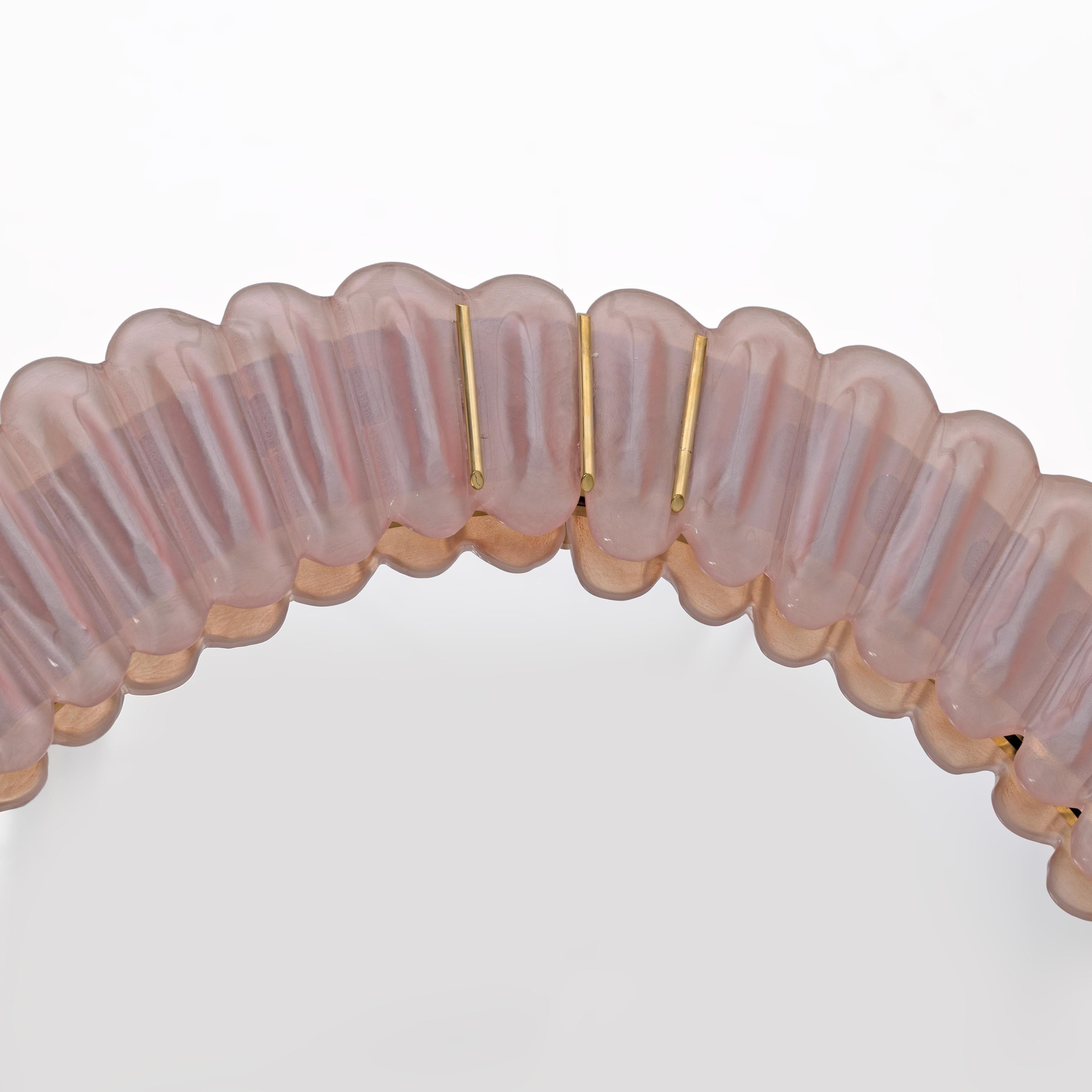 XXI secolo e contemporaneo Specchio ovale italiano moderno di metà secolo in ottone e vetro soffiato rosa di Murano in vendita