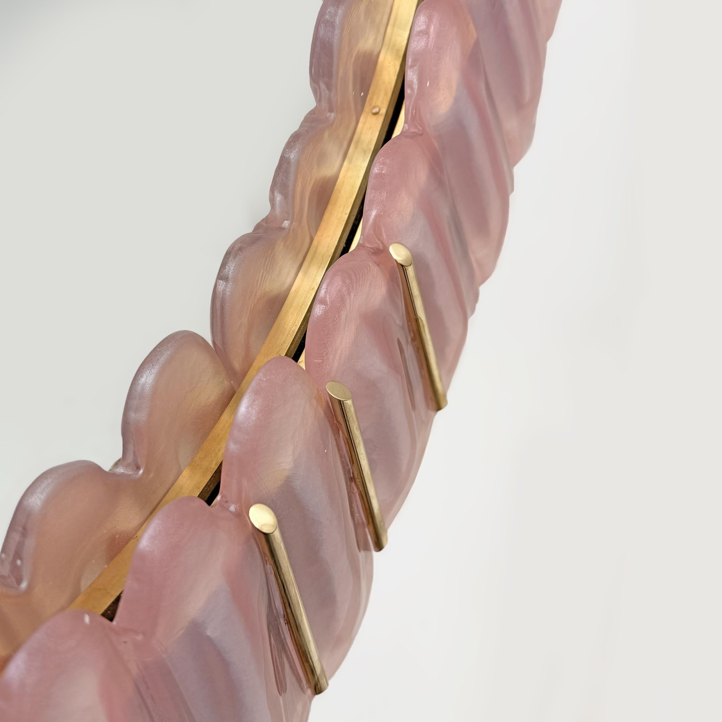 Ottone Specchio ovale italiano moderno di metà secolo in ottone e vetro soffiato rosa di Murano in vendita