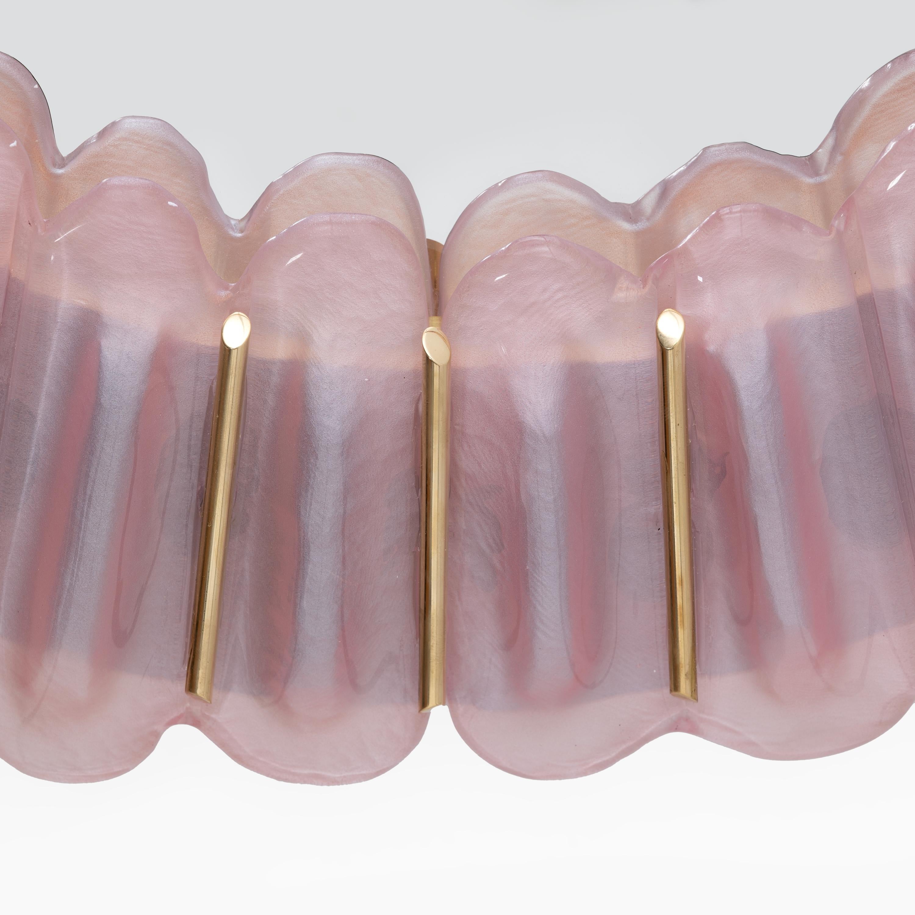 Specchio ovale italiano moderno di metà secolo in ottone e vetro soffiato rosa di Murano in vendita 1