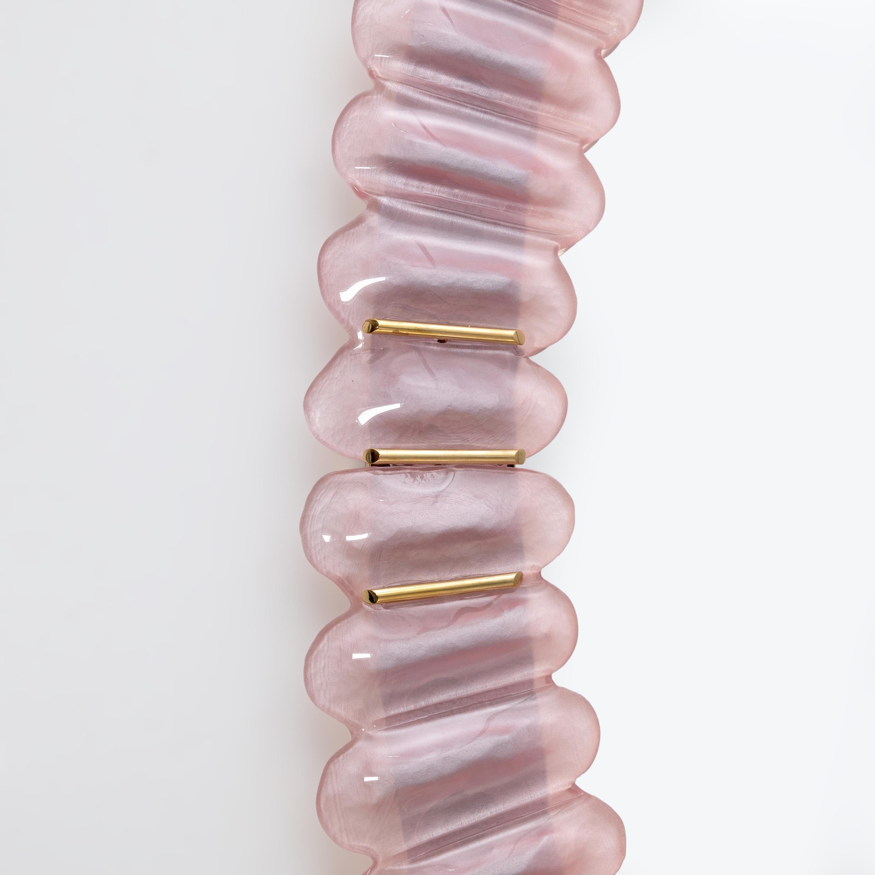 Specchio ovale italiano moderno di metà secolo in ottone e vetro soffiato rosa di Murano in vendita 2