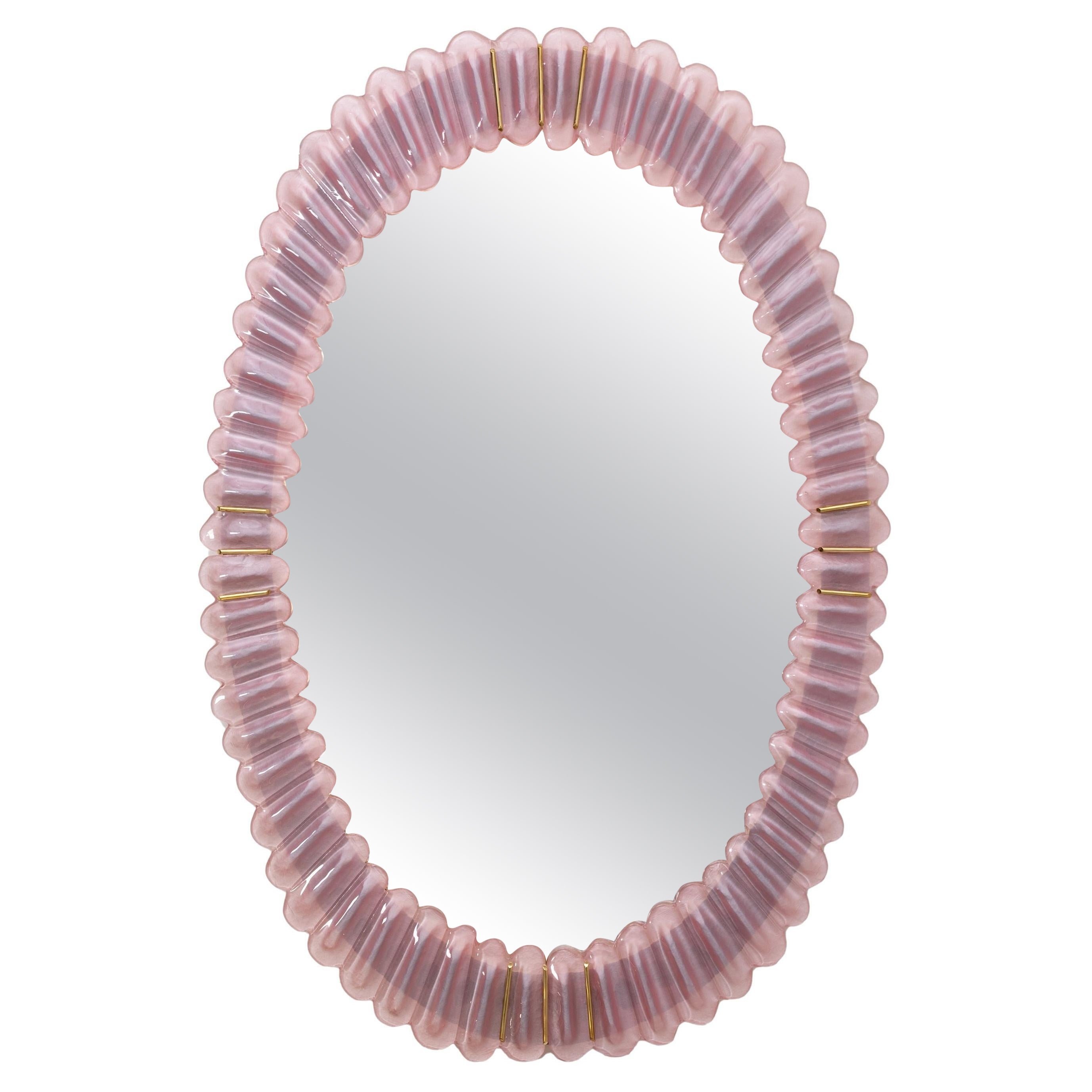 Specchio ovale italiano moderno di metà secolo in ottone e vetro soffiato rosa di Murano in vendita
