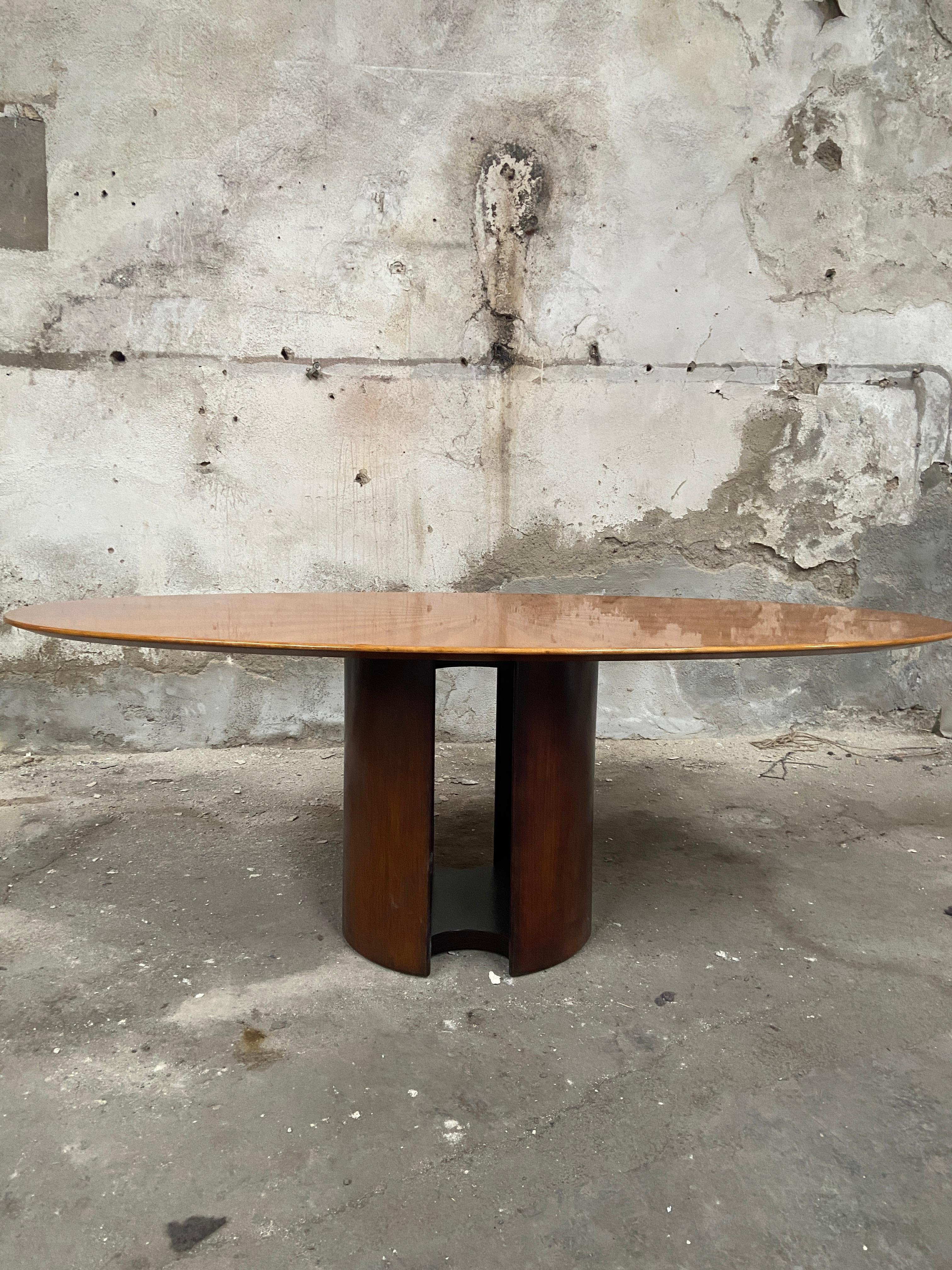 Late 20th Century Mid-Century Modern Italian Oval Table in the Style of G. Offredi for Saporiti For Sale