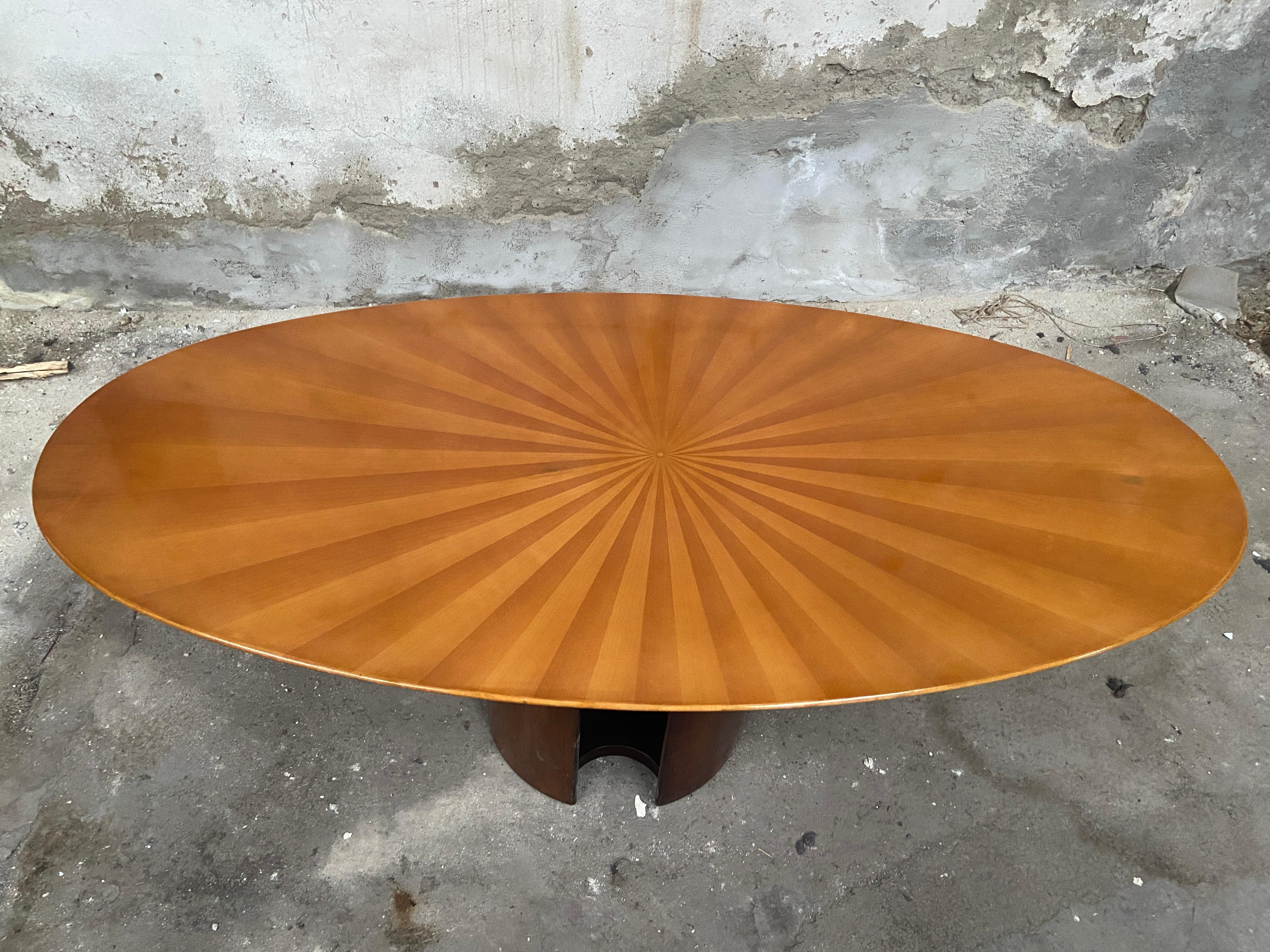 Ovaler italienischer Mid-Century-Modern-Ovaltisch im Stil von G. Offredi für Saporiti (Ende des 20. Jahrhunderts) im Angebot