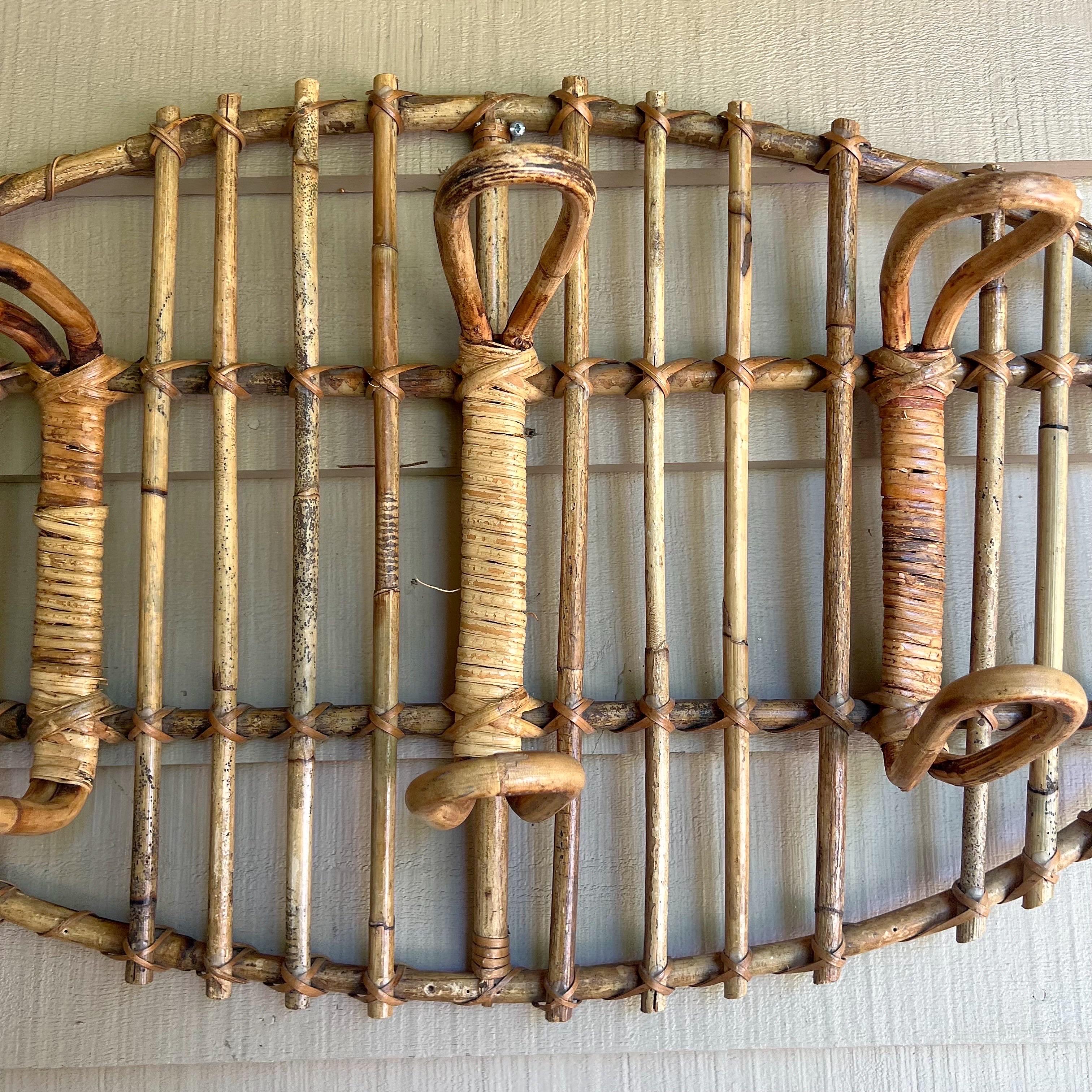 Mid-Century Modern Italian Oval Vintage Rattan Coat Hooks Hanger For Sale 1