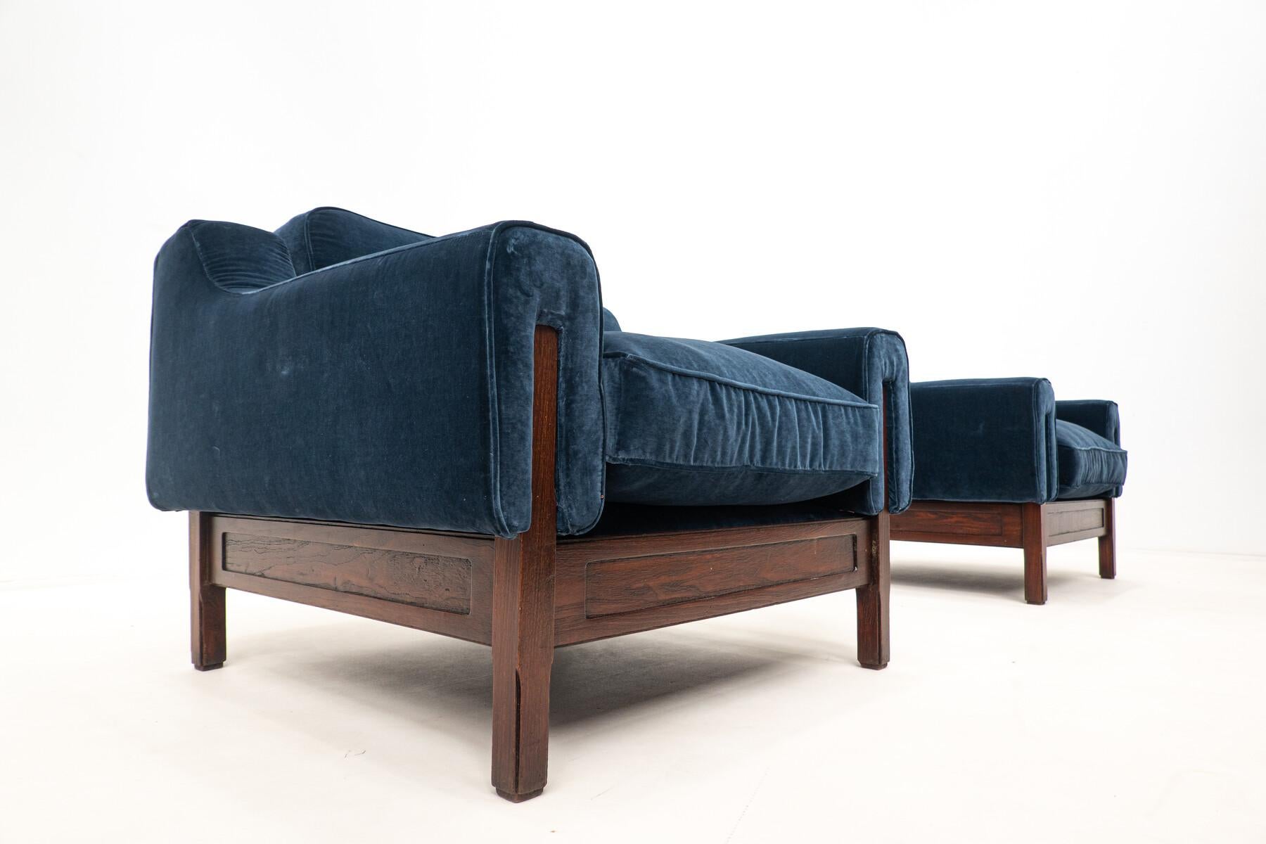 Mid-Century Modern Italian Pair of Amrchairs, Wood and Blue Velvet, 1960s For Sale 1