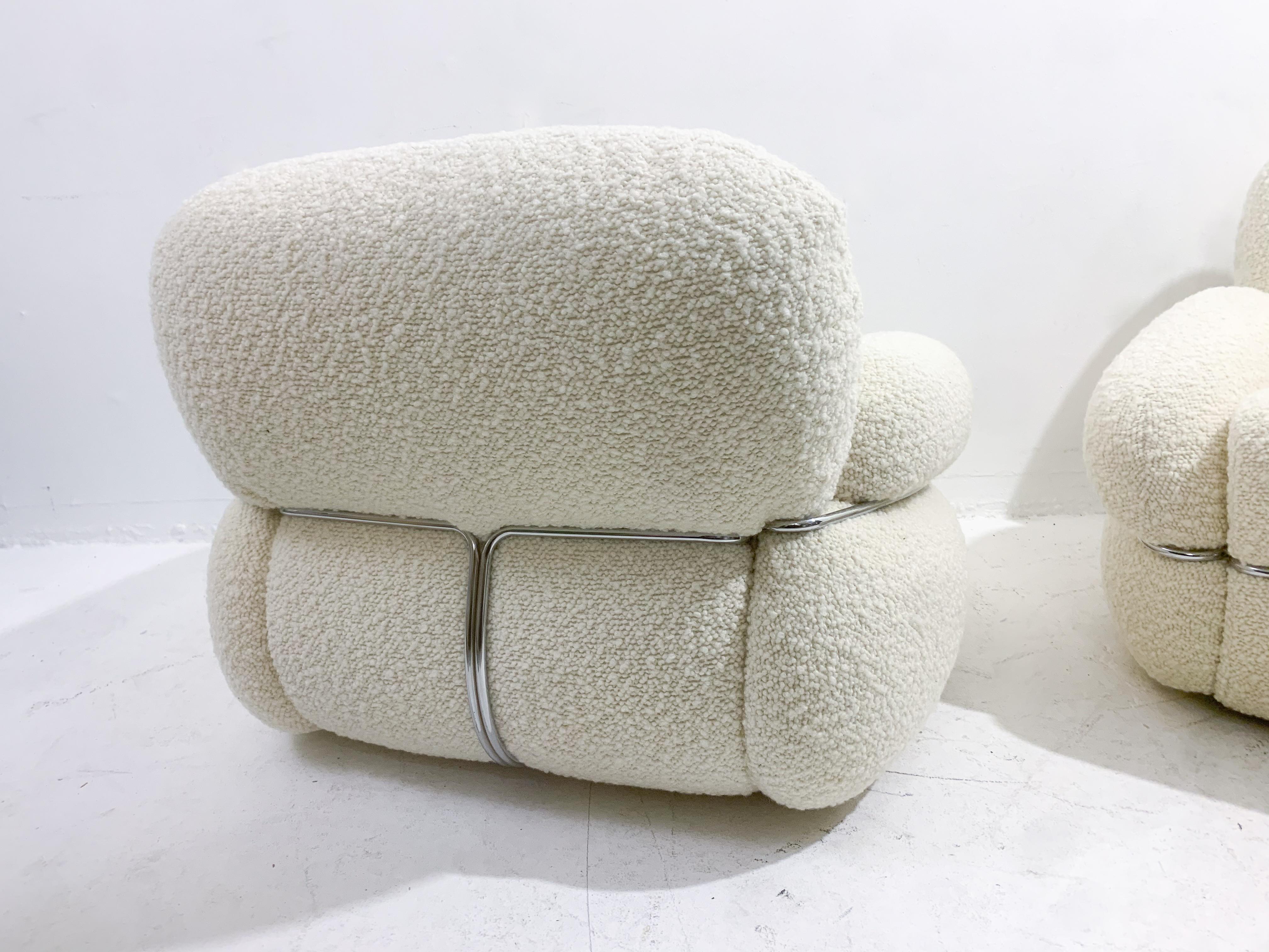 Mid-Century Modern Italian Pair of Armchairs, White Bouclette Fabric, 1970s In Good Condition In Brussels, BE