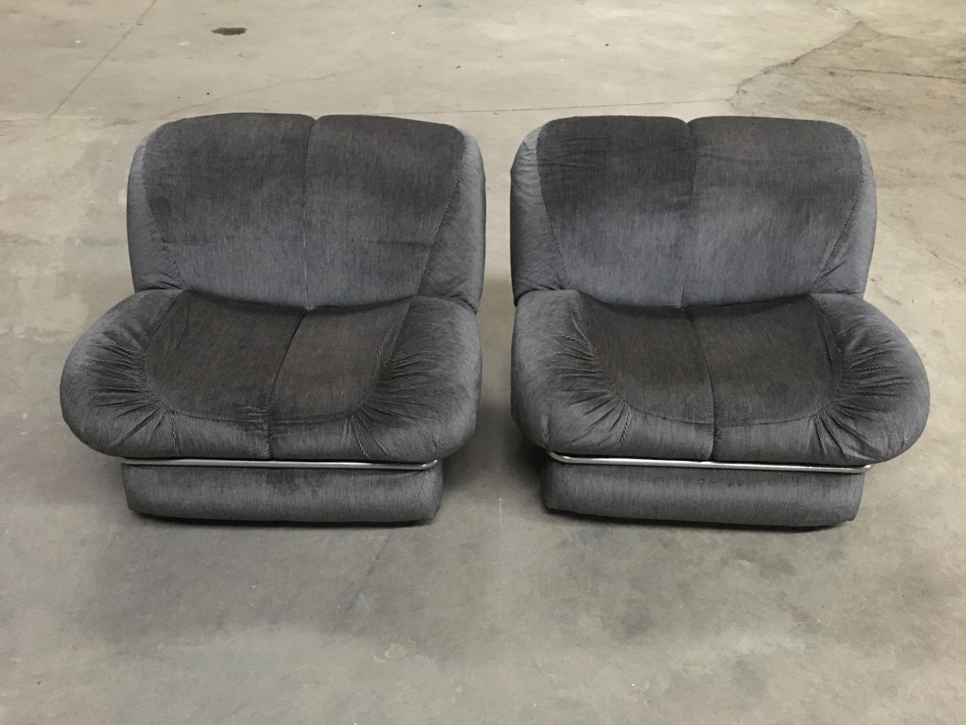 Mid-Century Modern pair of Italian armchairs with original upholstery and chrome structure.
The armchairs can be reupholstered with another fabric (Quotation on demand).