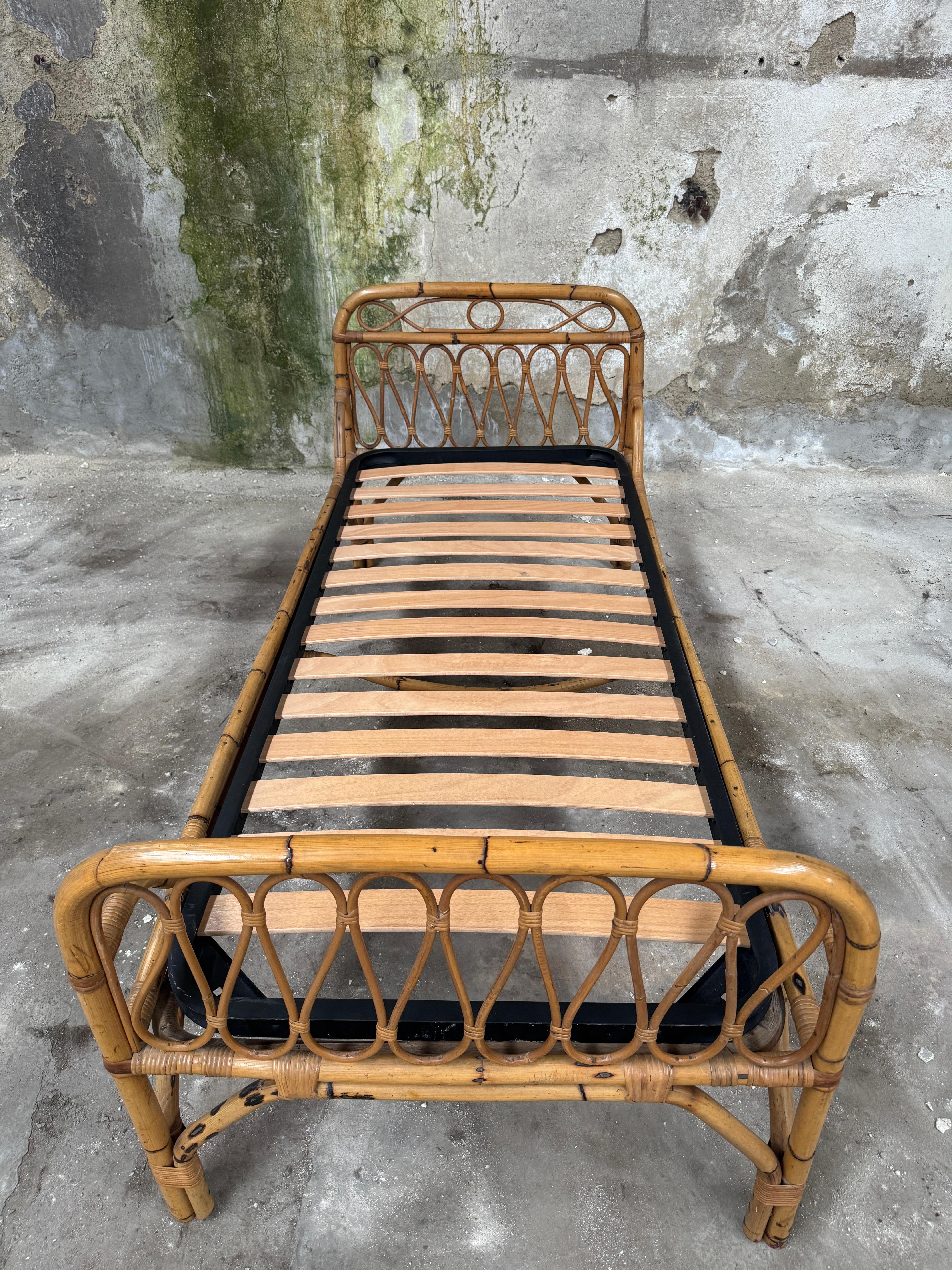 Mid-Century Modern Italian Pair of Bamboo and Rattan Beds with Bed Net. 1960s For Sale 10