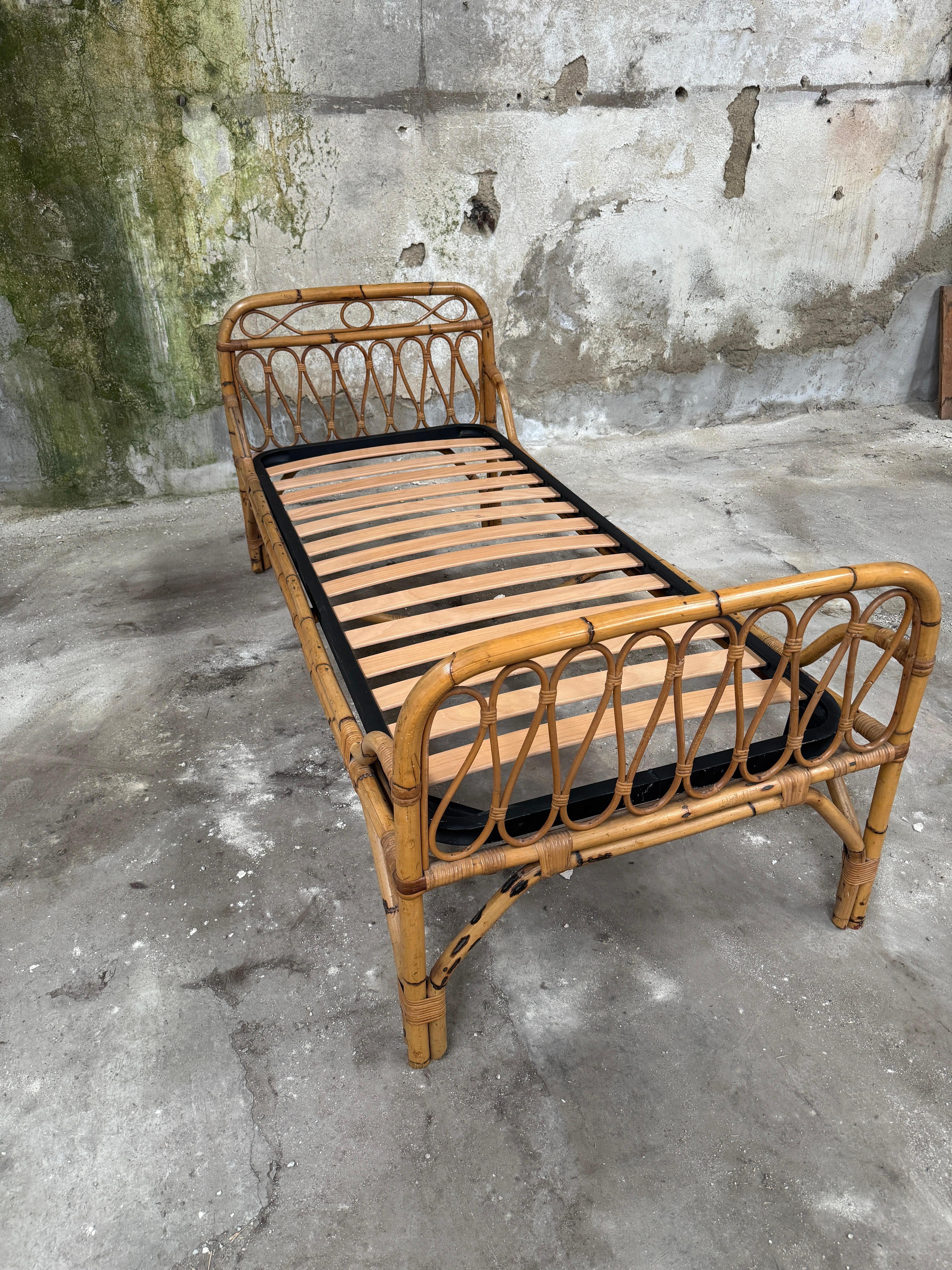 Mid-Century Modern Italian Pair of Bamboo and Rattan Beds with Bed Net. 1960s For Sale 11