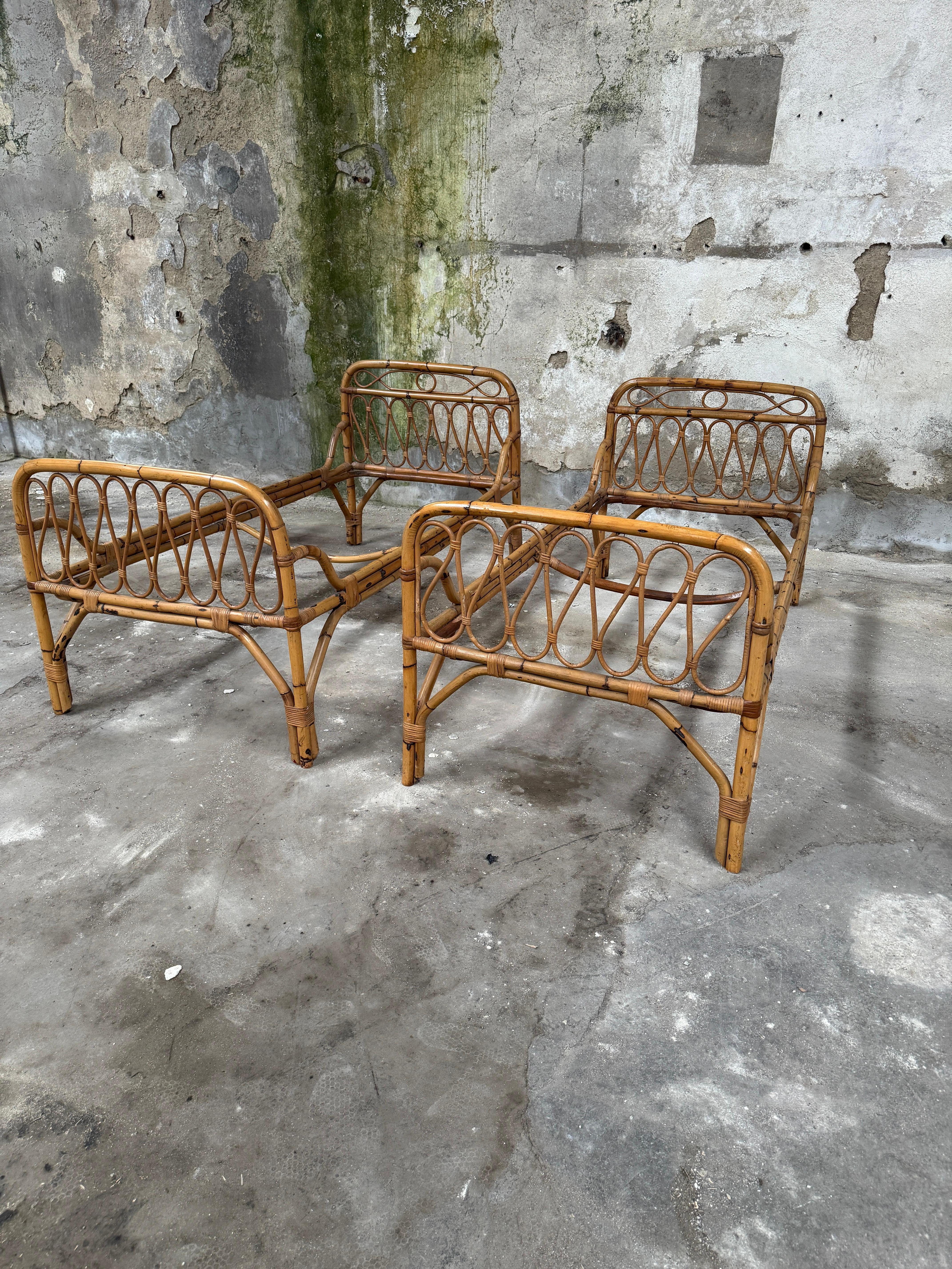 Mid-Century Modern Pair of Italian Bamboo and rattan Day Bed in really good vintage conditions with a beautiful patina due to age and use.
The beds come with wooden slatted bed nets.