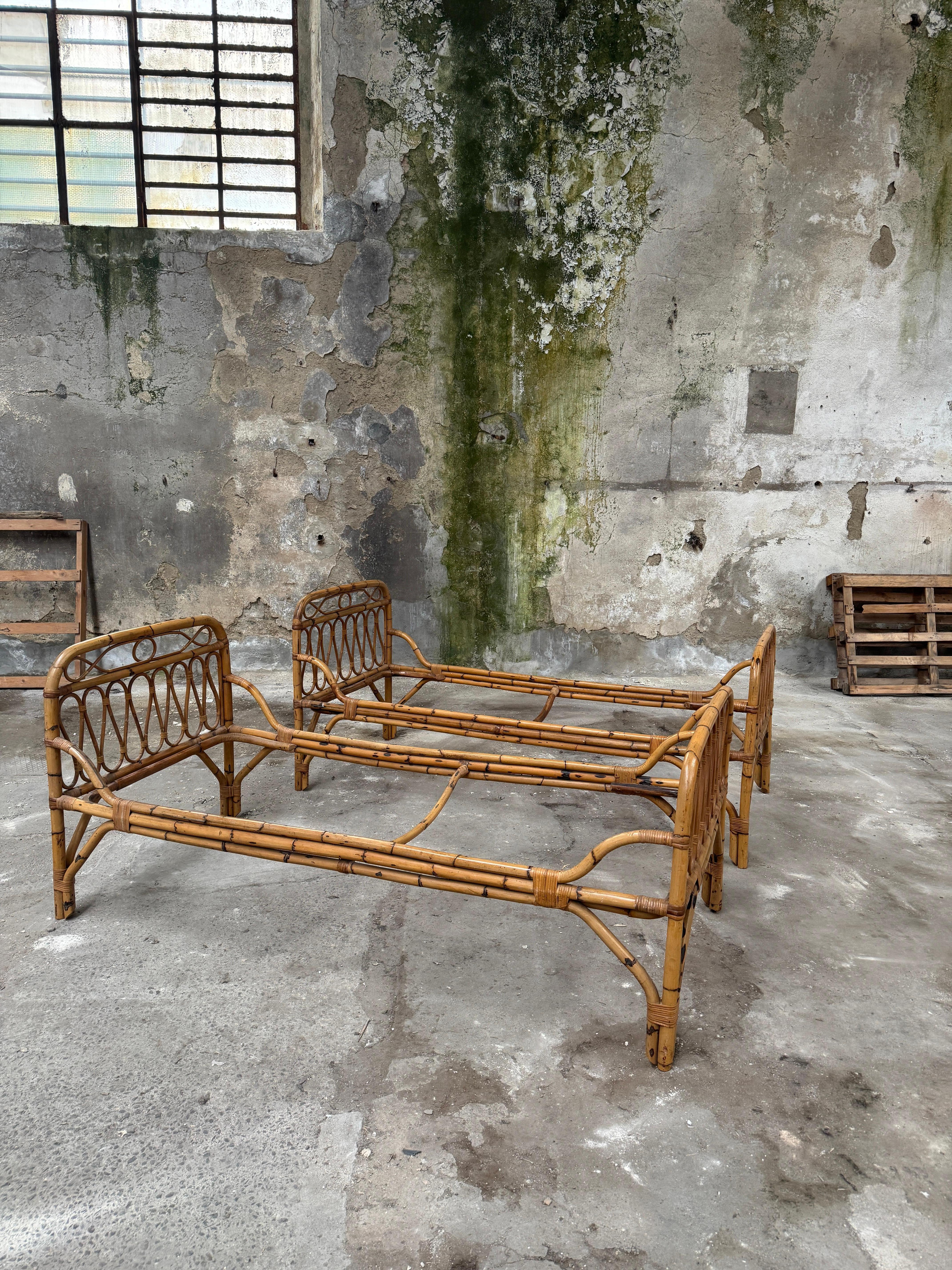 Mid-Century Modern Italian Pair of Bamboo and Rattan Beds with Bed Net. 1960s In Good Condition For Sale In Prato, IT