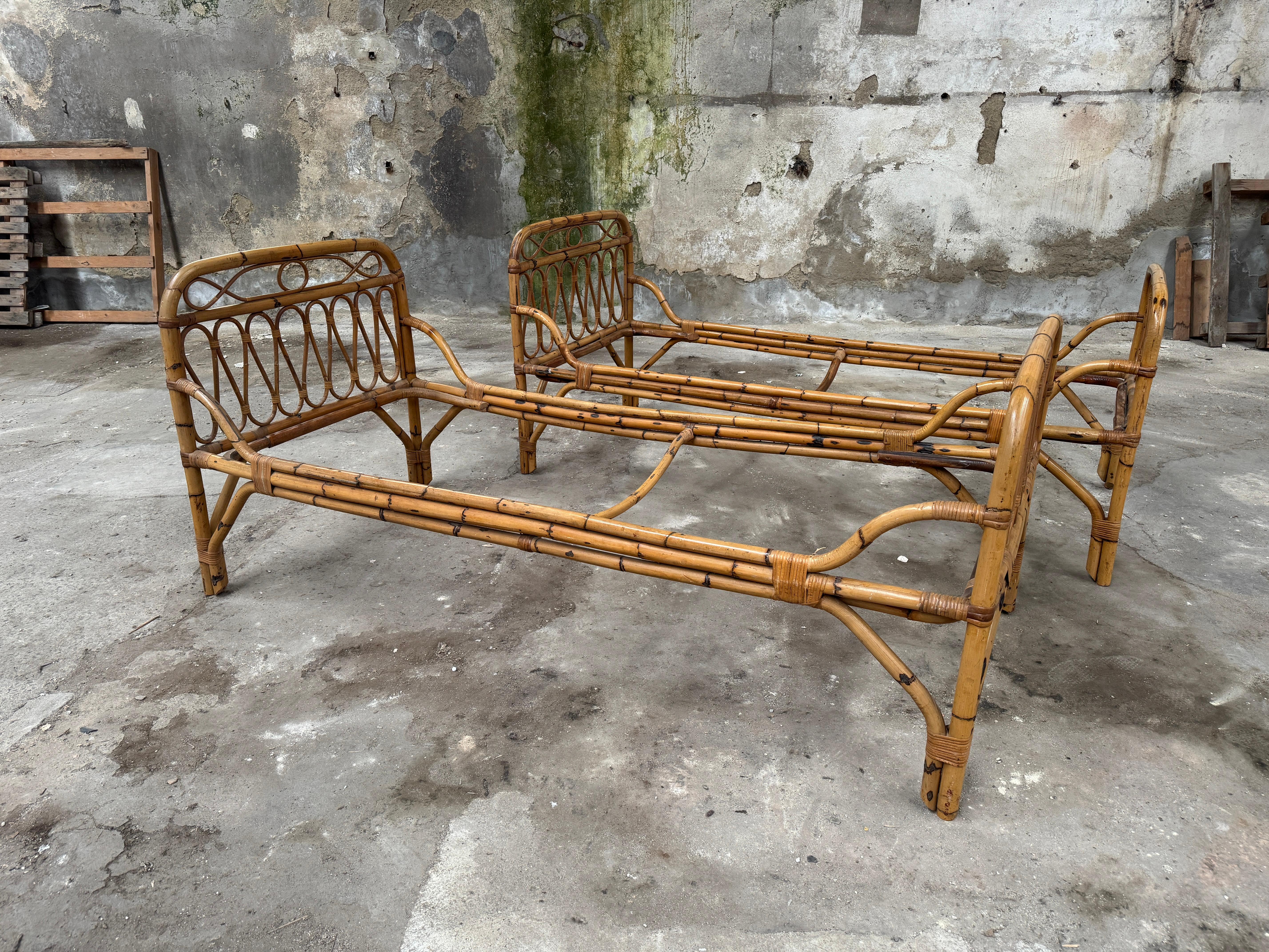 Mid-Century Modern Italian Pair of Bamboo and Rattan Beds with Bed Net. 1960s For Sale 1