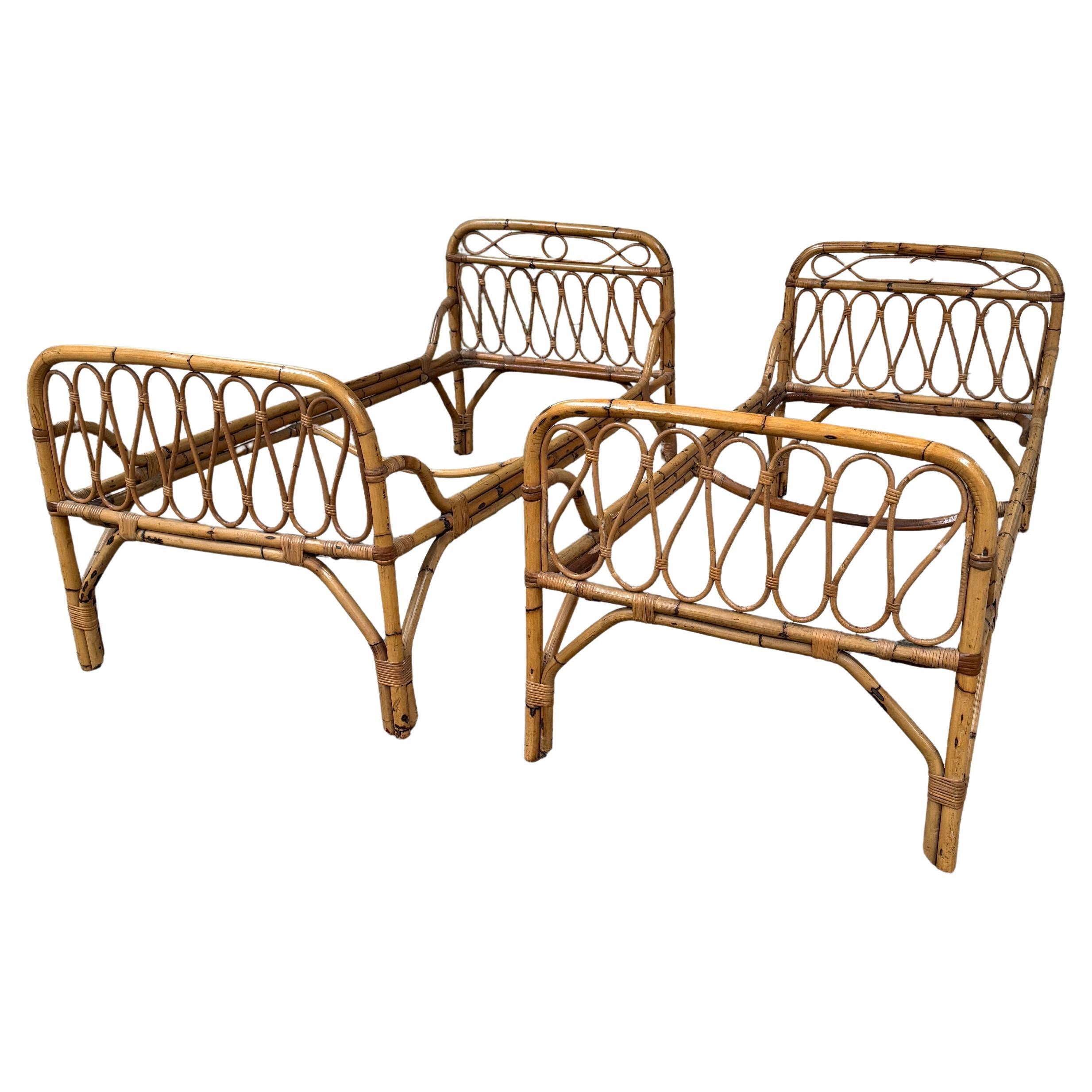 Mid-Century Modern Italian Pair of Bamboo and Rattan Beds with Bed Net. 1960s For Sale