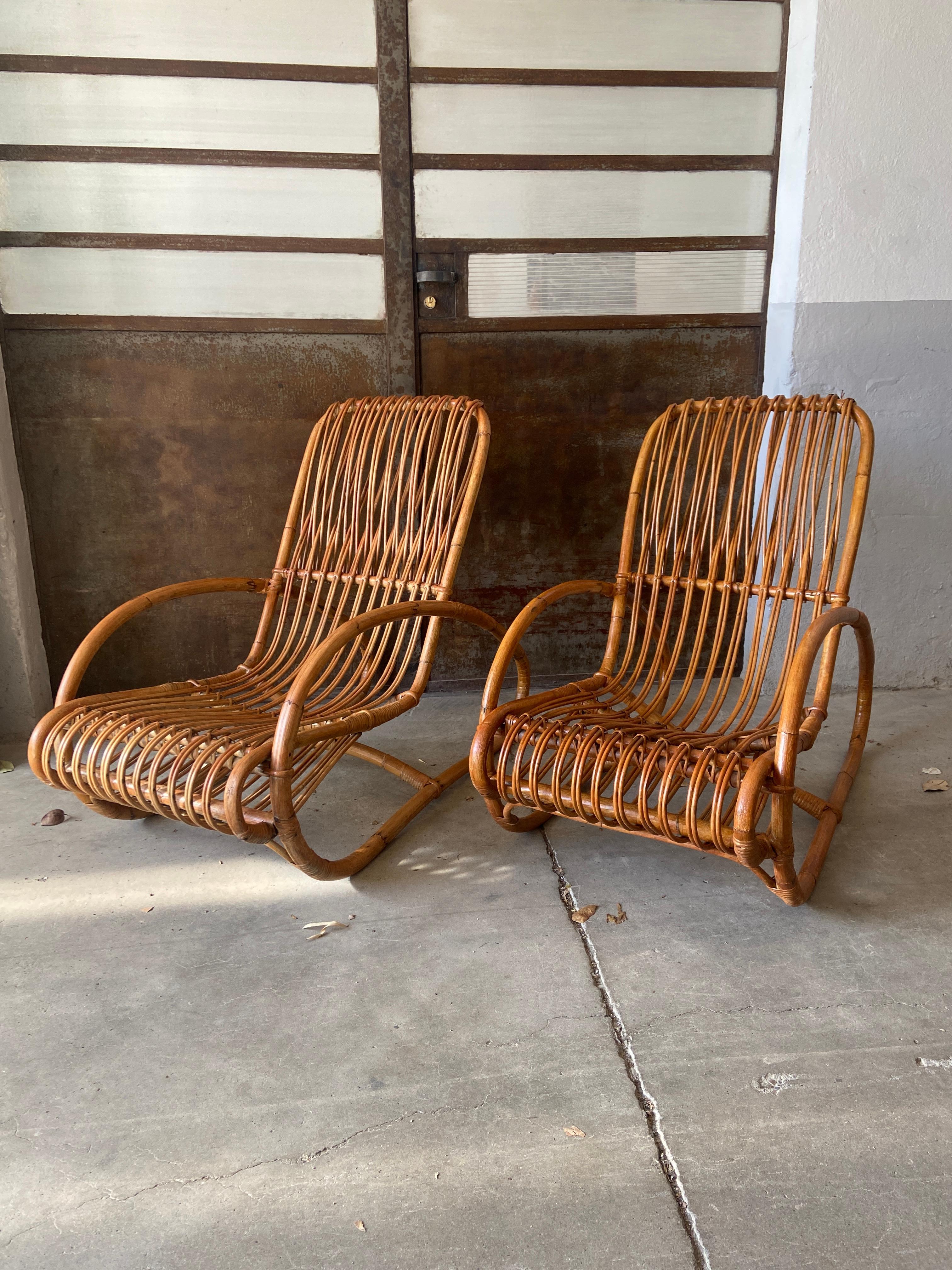 Mid-Century Modern Italian Pair of Bamboo and Rattan Lounge Chairs in the style of Bonacina.
Die Sessel sind in wirklich gutem Vintage-Zustand und haben eine schöne Patina aufgrund von Alter und Gebrauch