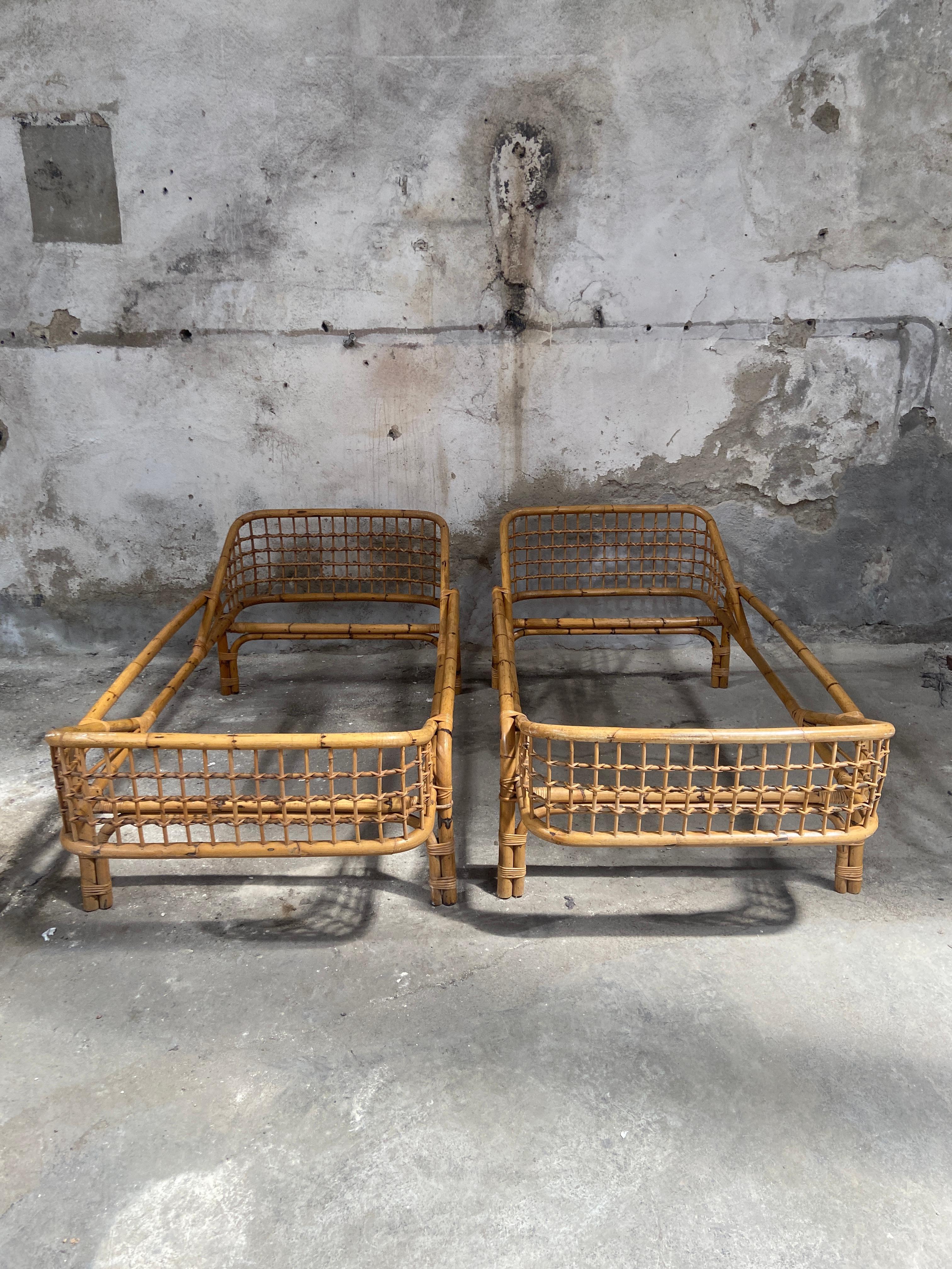 Mid-Century Modern Italian Pair of Bamboo and Rattan Single Beds with their original bed nets from 1970s
The beds need a mattress cm.190x80
The beds have a wonderful patina due to age and use
