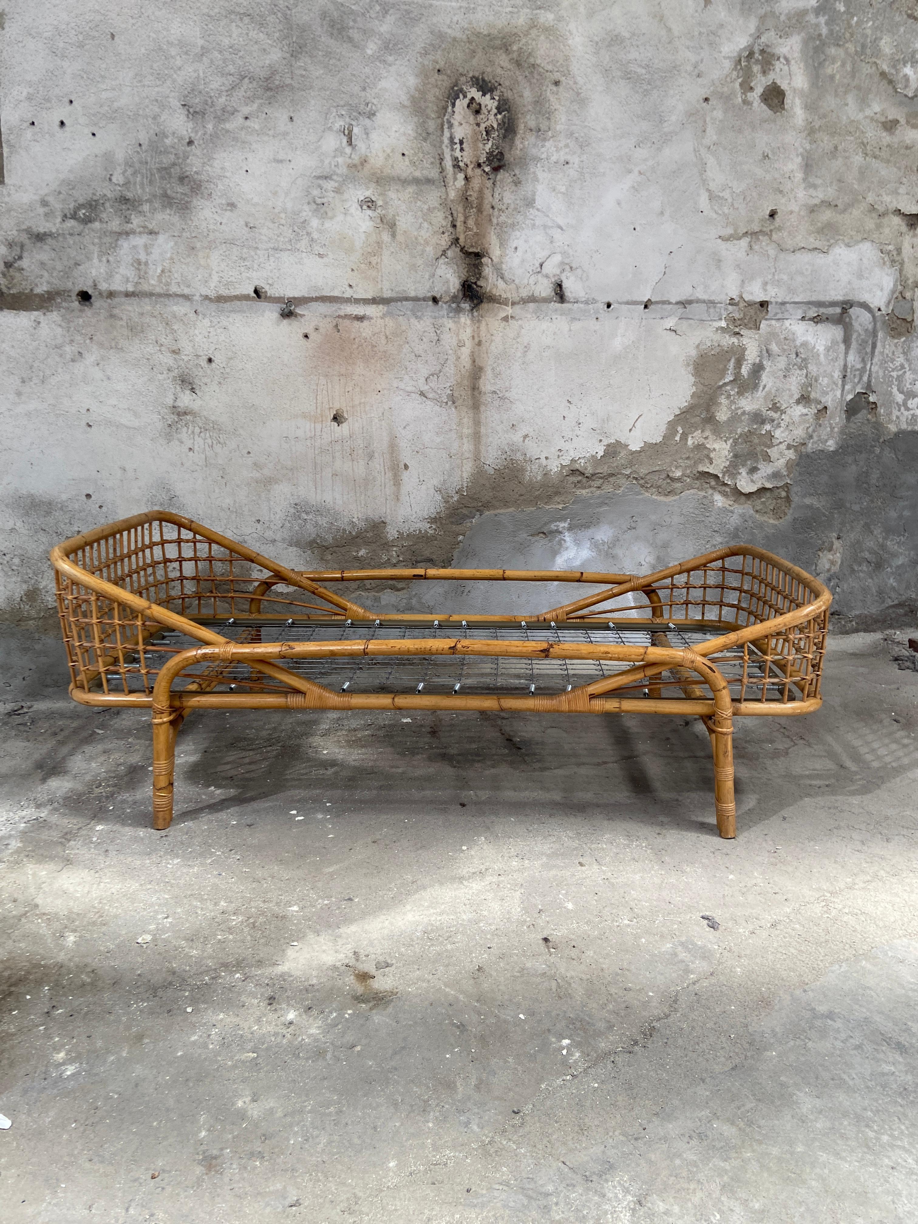 Mid-Century Modern Italian Pair of Bamboo and Rattan Single Beds. 1960s For Sale 2