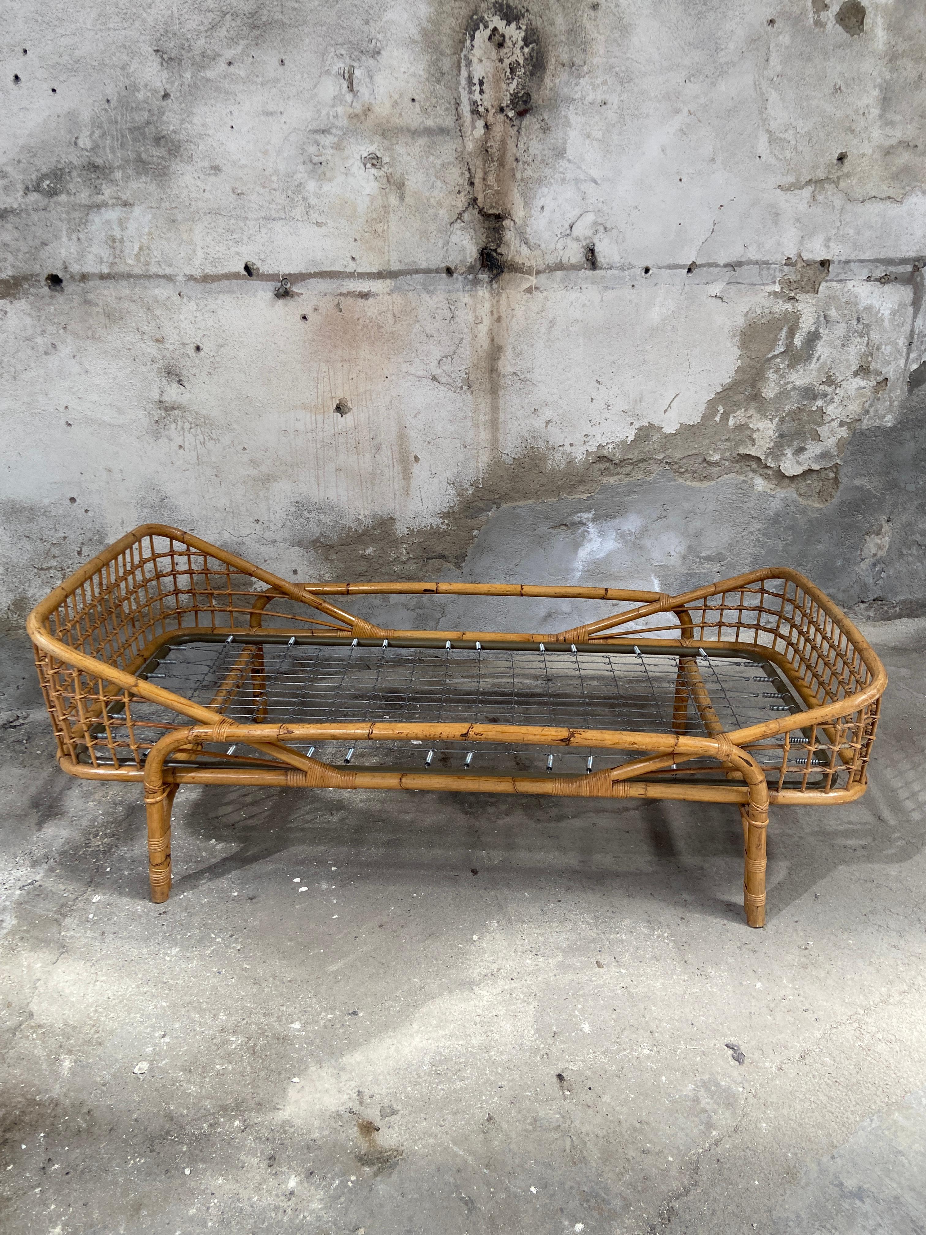 Mid-Century Modern Italian Pair of Bamboo and Rattan Single Beds. 1960s 3