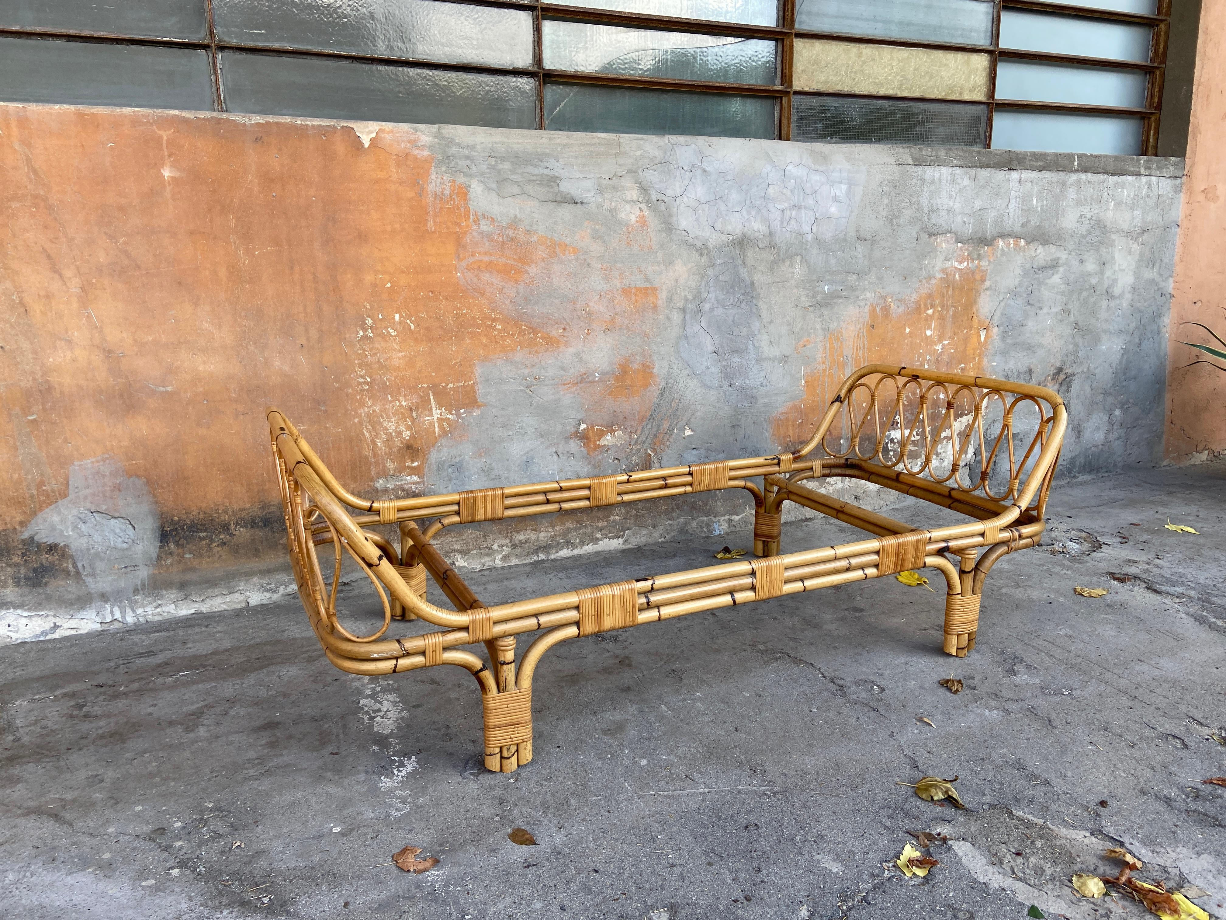 Mid-Century Modern Italian Pair of Bamboo and Wicker Sofa Beds, 1960s In Good Condition For Sale In Prato, IT