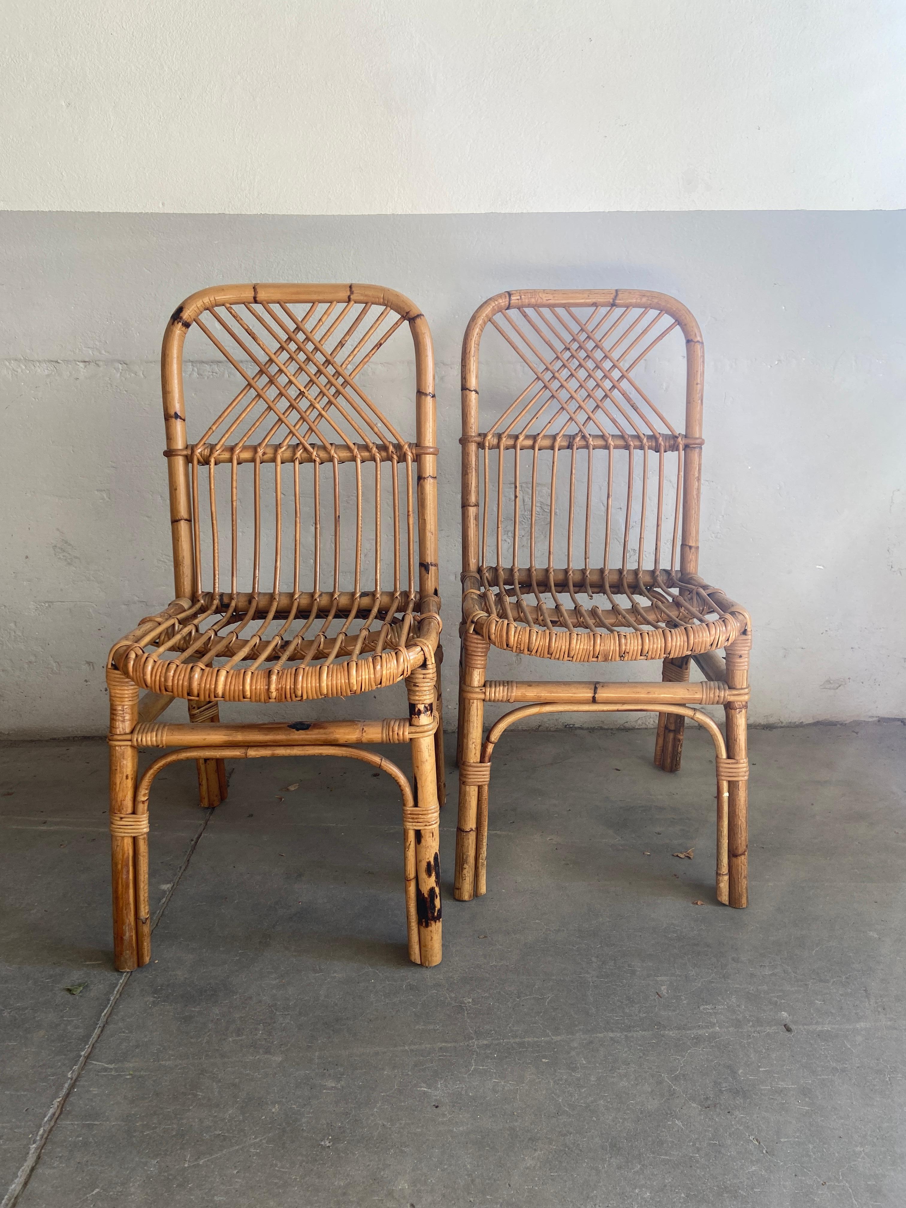 Paire de chaises italiennes en bambou et rotin, de style moderne du milieu du siècle. 1970s
Ils peuvent devenir un ensemble avec leur table comme indiqué sur les photos.
Les chaises sont en très bon état vintage. L'usure correspond à l'âge et à