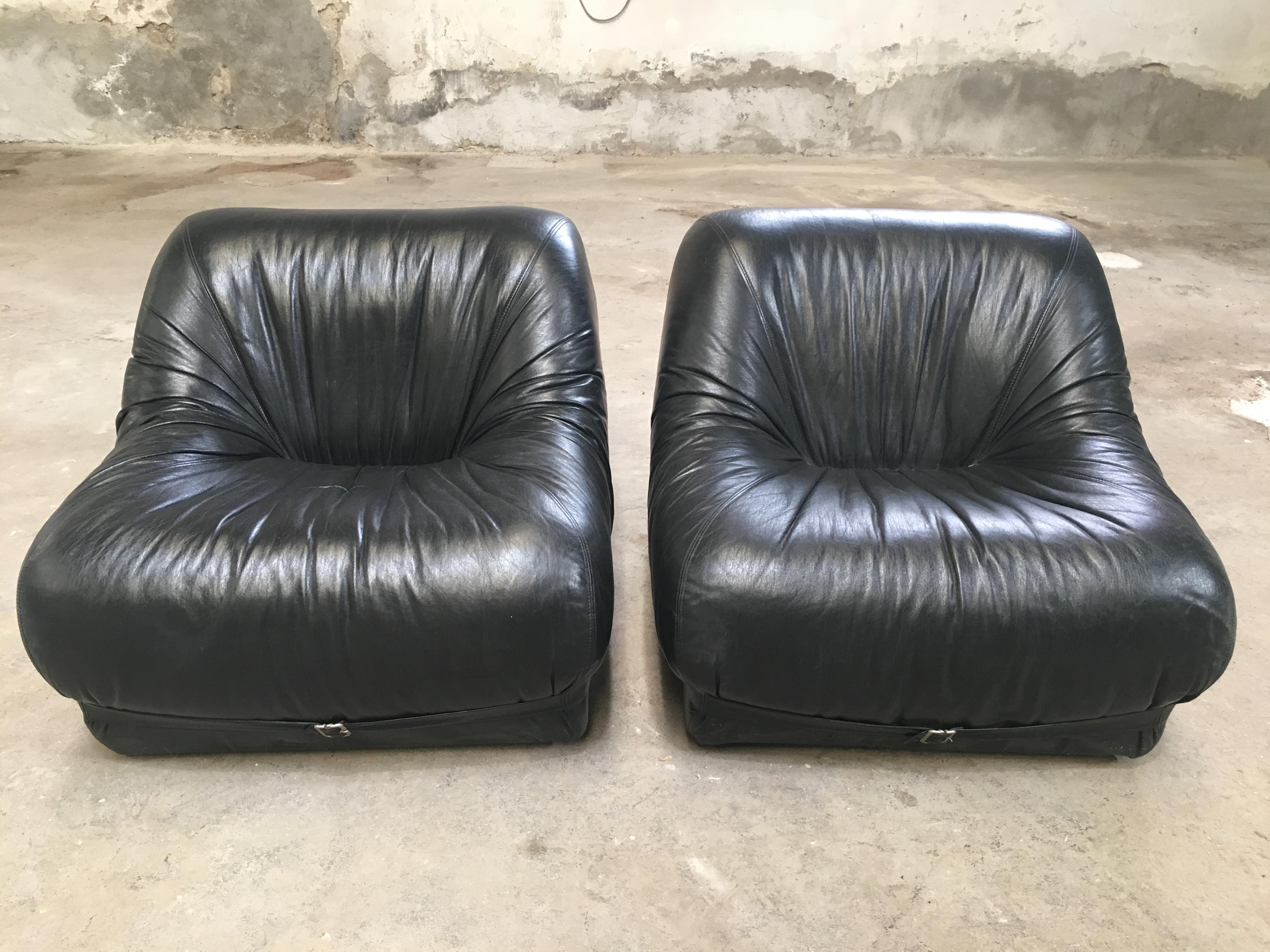 Mid-Century Modern Italian pair of black leather armchairs, 1970s.


 
