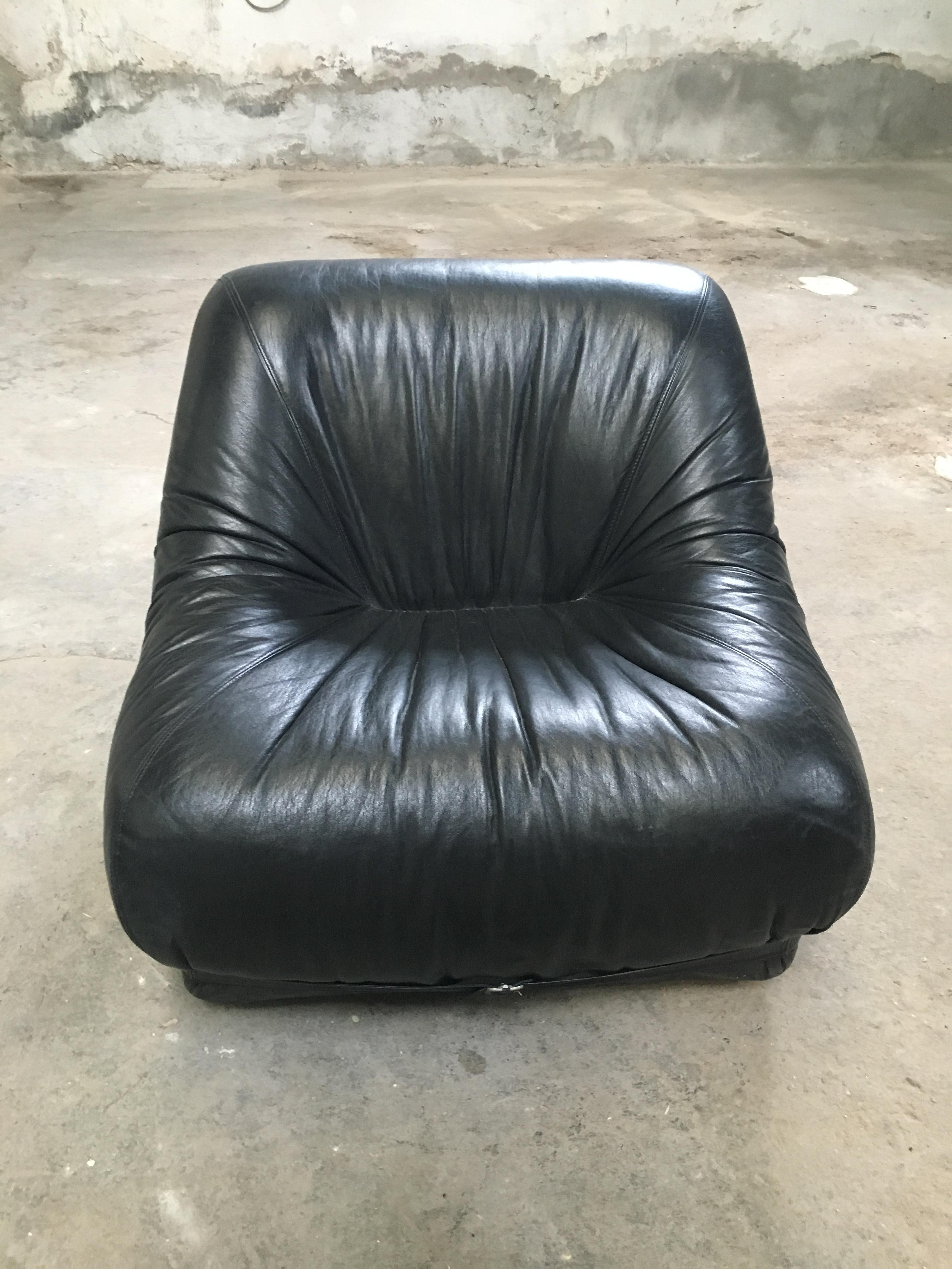 Mid-Century Modern Italian Pair of Black Leather Armchairs, 1970s In Good Condition In Prato, IT