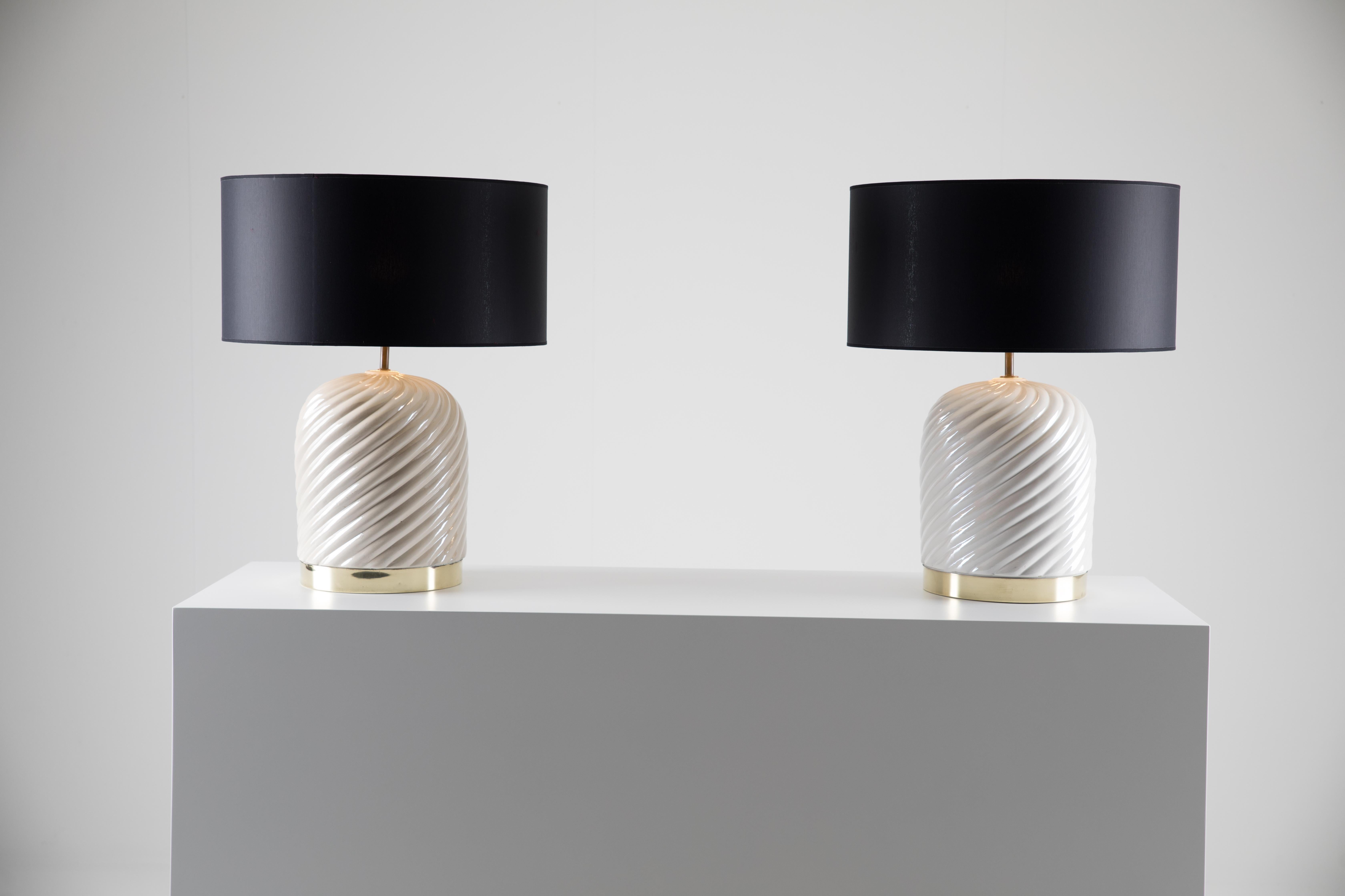 Mid-Century Modern Italian pair of cream glazed ceramic table lamps by Tommaso Barbi.
To notice one lamp is more creamy and the other more old white (see pictures)
A wonderful pair of cream glazed ceramic table lamps designed by Tommaso Barbi.