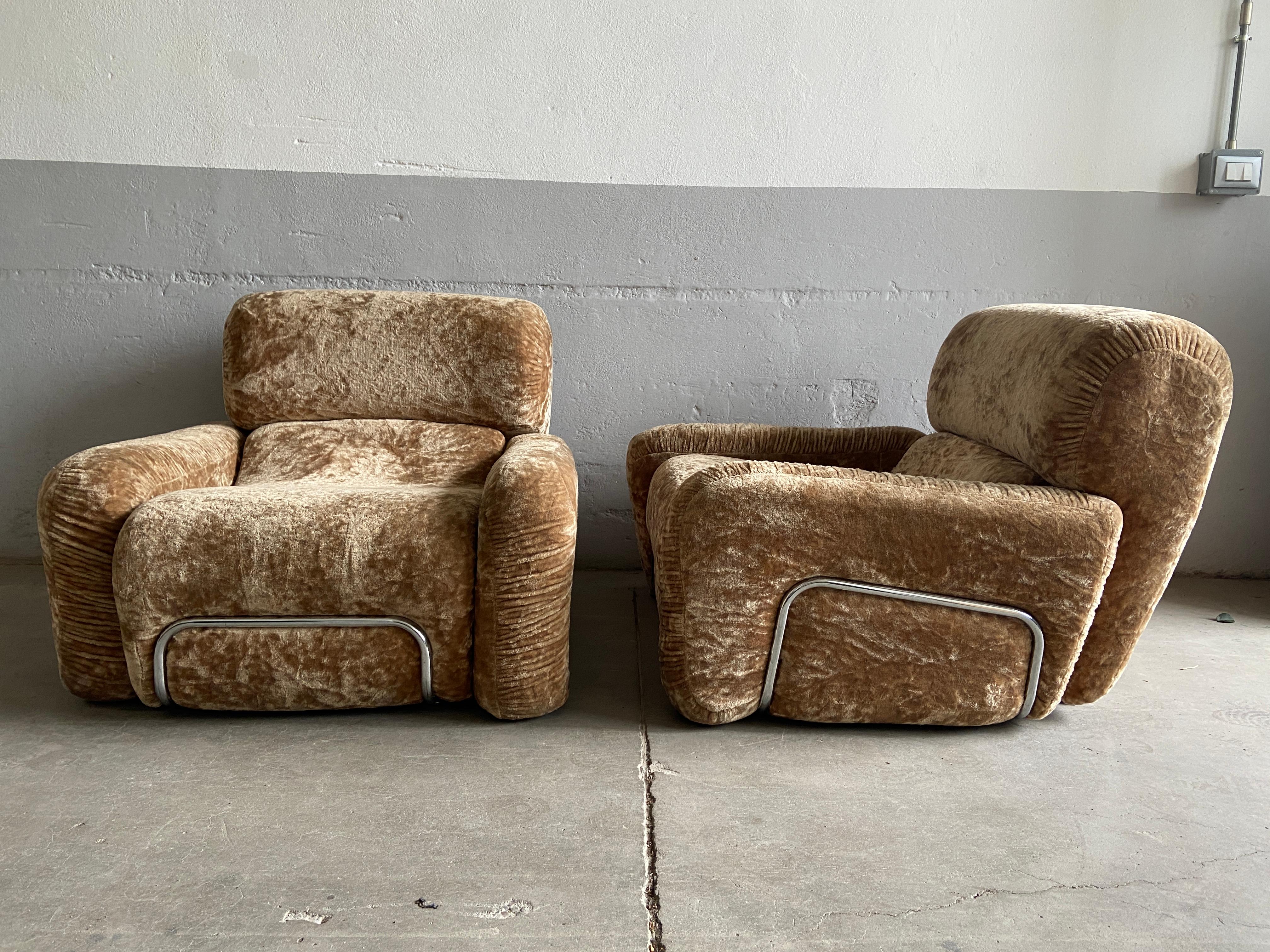 Mid-Century Modern Italienisch Paar Chrom und Chenille Sessel mit original beige Farbe Polsterung.
Das Set ist in perfektem Vintage-Zustand
Falls eine andere Polsterung gewünscht wird, können wir auf Anfrage ein Angebot erstellen.