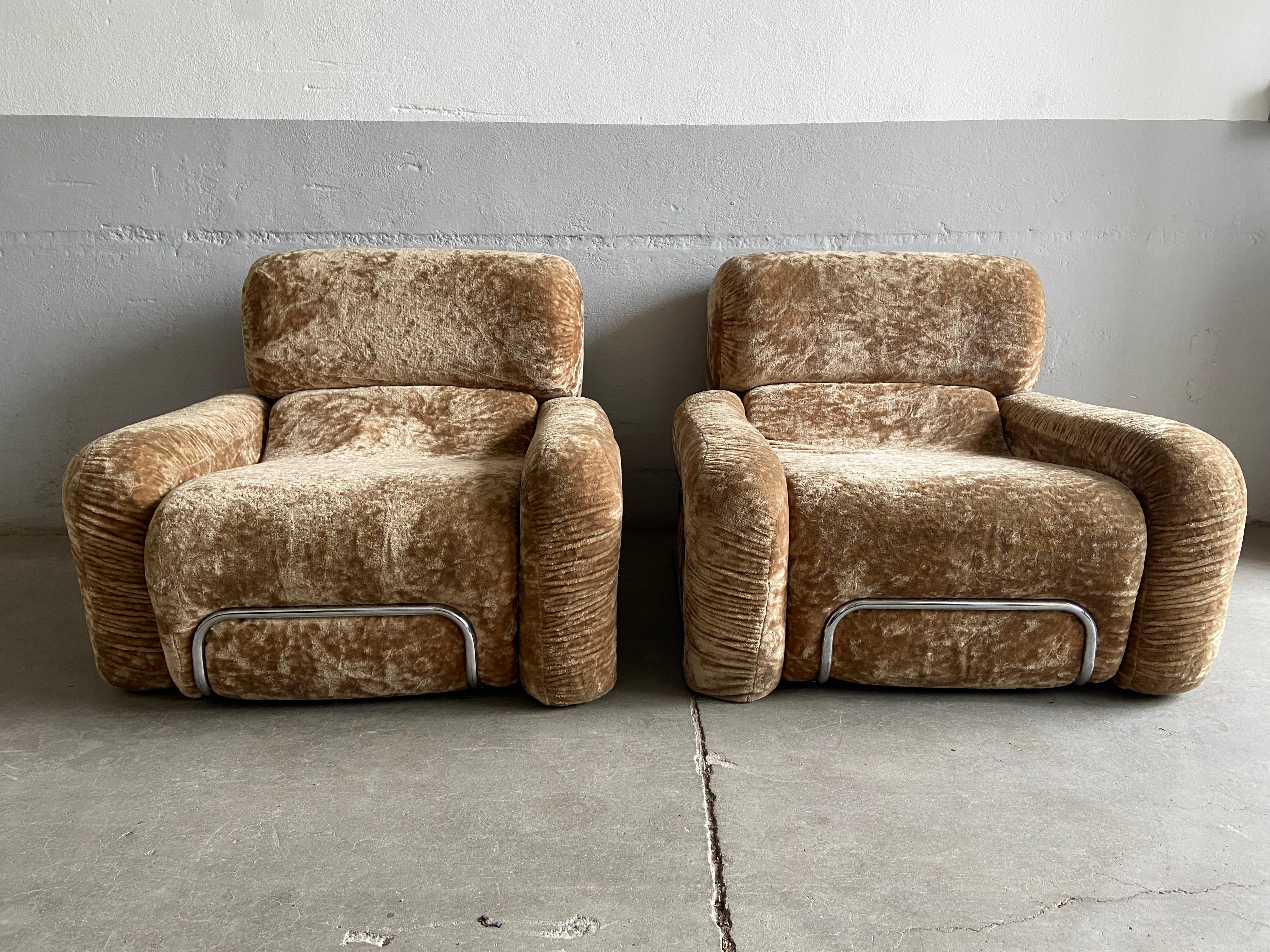 Mid-Century Modern Italian Pair of Chrome and Chenille Armchairs, 1970s In Good Condition For Sale In Prato, IT