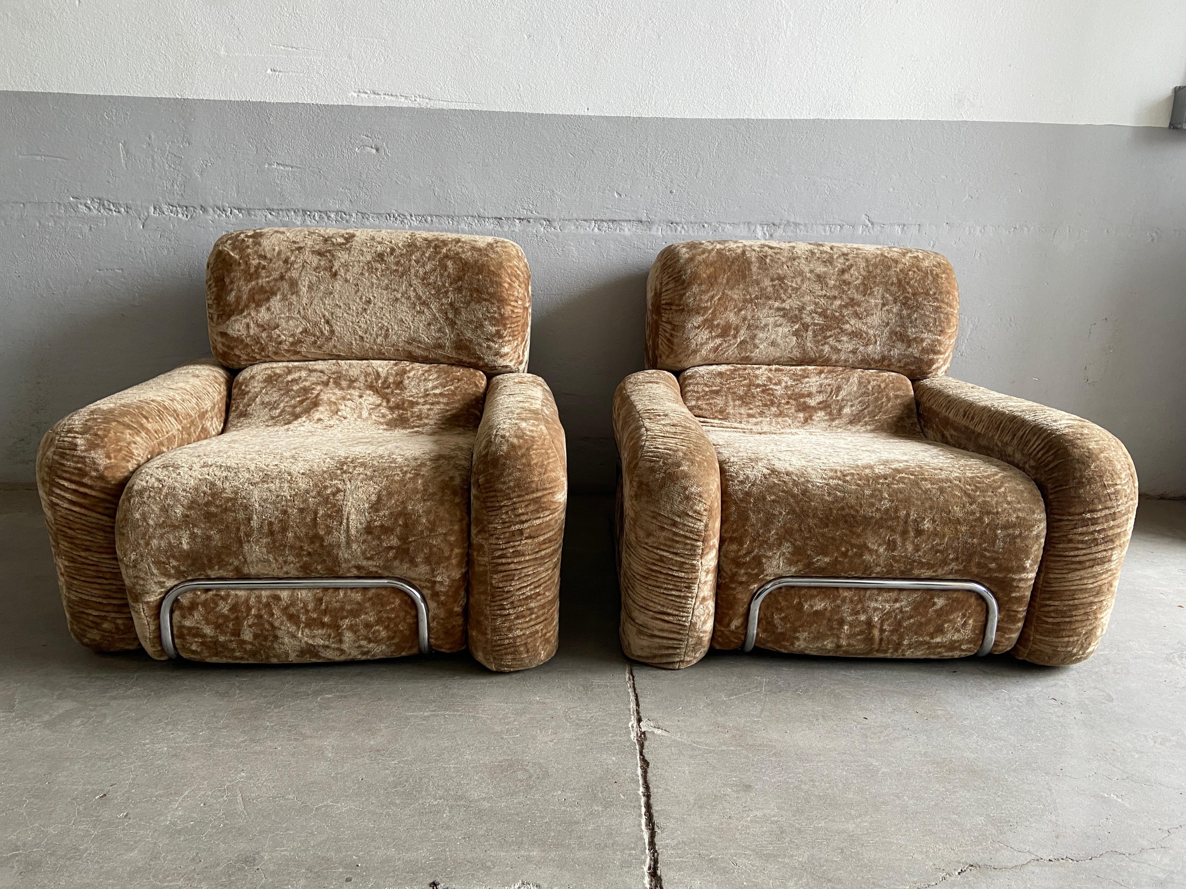 Late 20th Century Mid-Century Modern Italian Pair of Chrome and Chenille Armchairs, 1970s For Sale